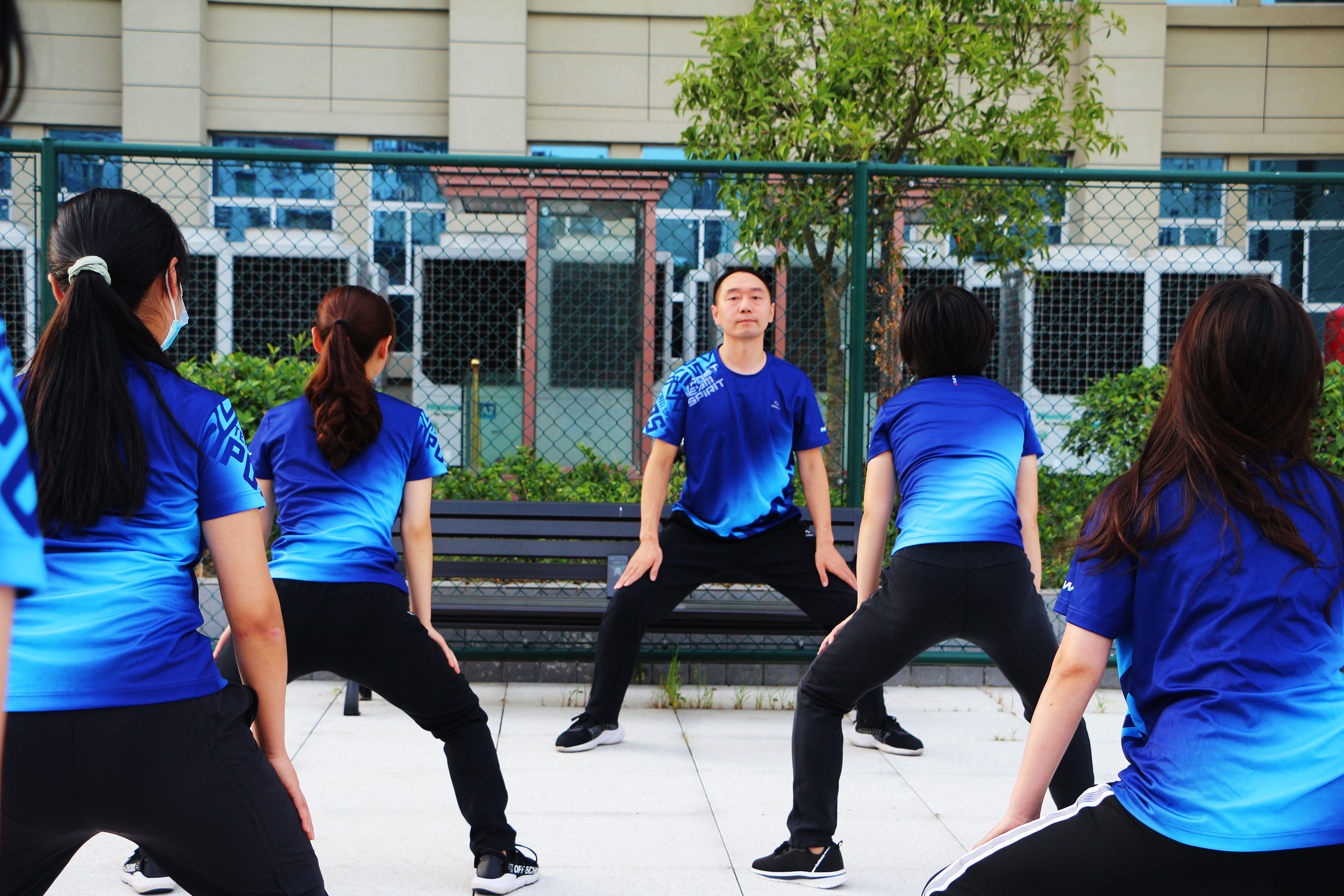 一起来学八段锦---竹溪县中医院开展“全民健身日”活动