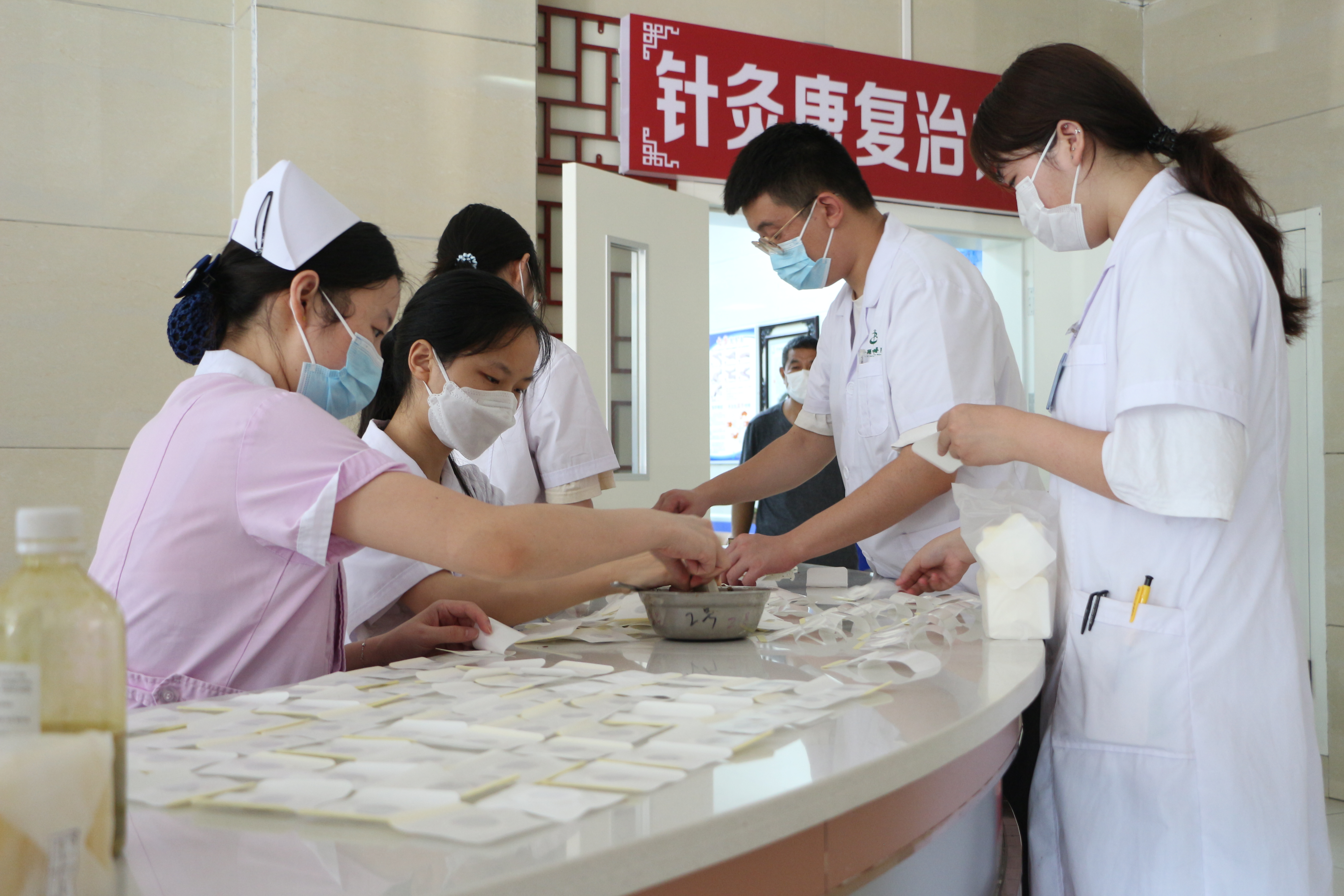 趁热治病！竹溪县中医院冬病夏治火热进行中~