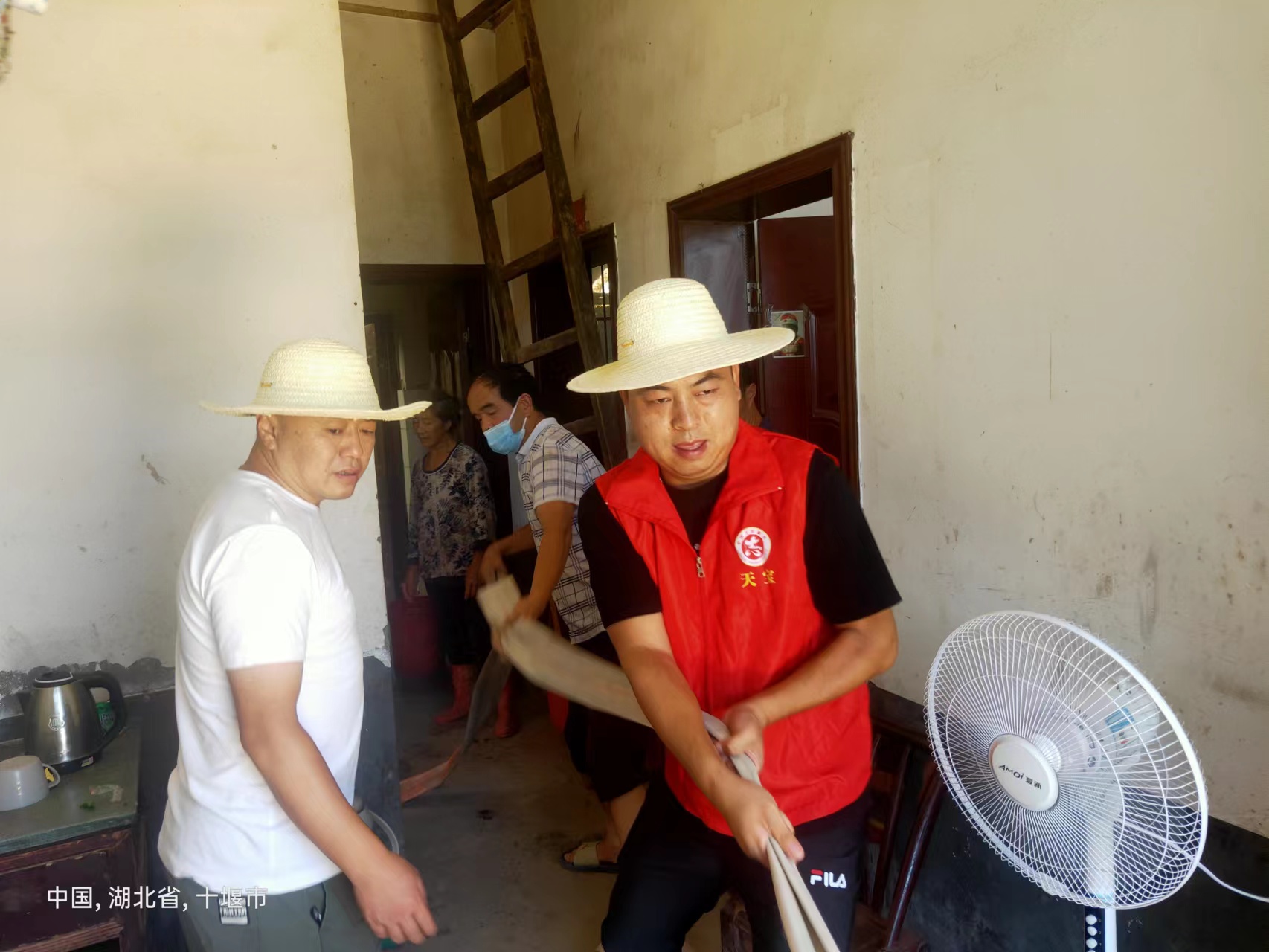 县中医院：抗旱减灾筑平安 关心慰问送清凉