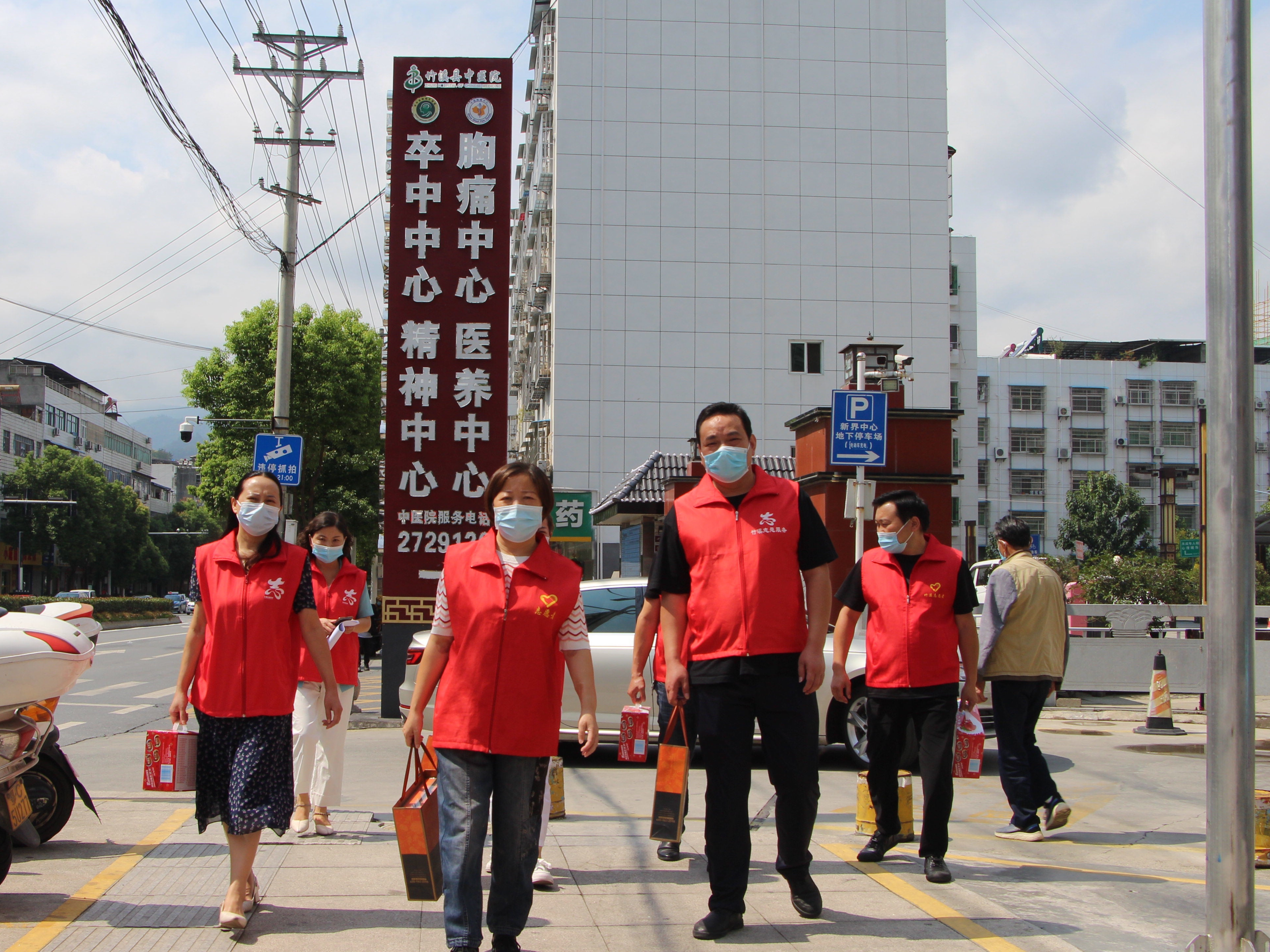 县中医院联合东郊社区开展中秋关爱困难群众活动