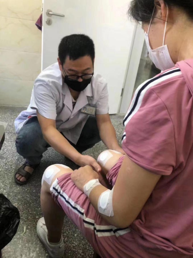 颈肩腰腿痛治疗中心：伏将至 趁“热”打“贴”