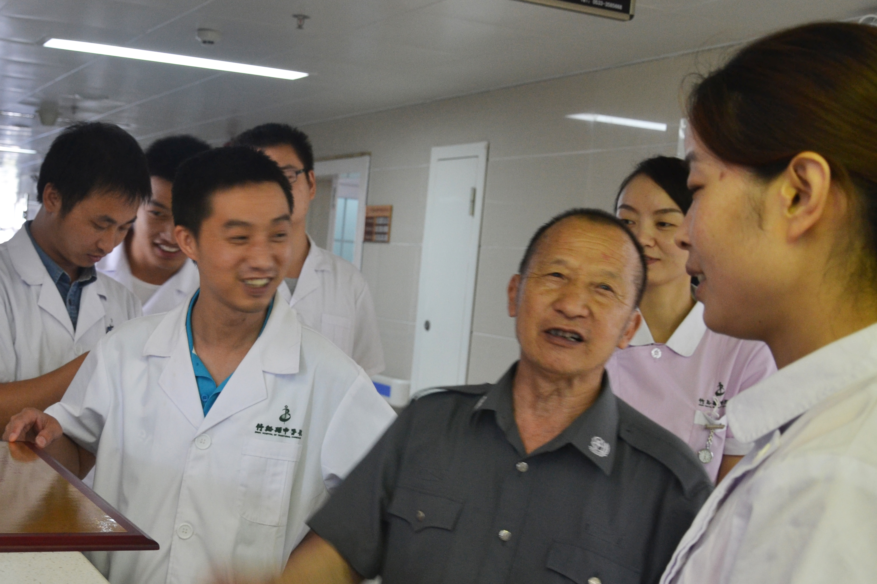 内二科医护人员与患者亲密交谈.jpg