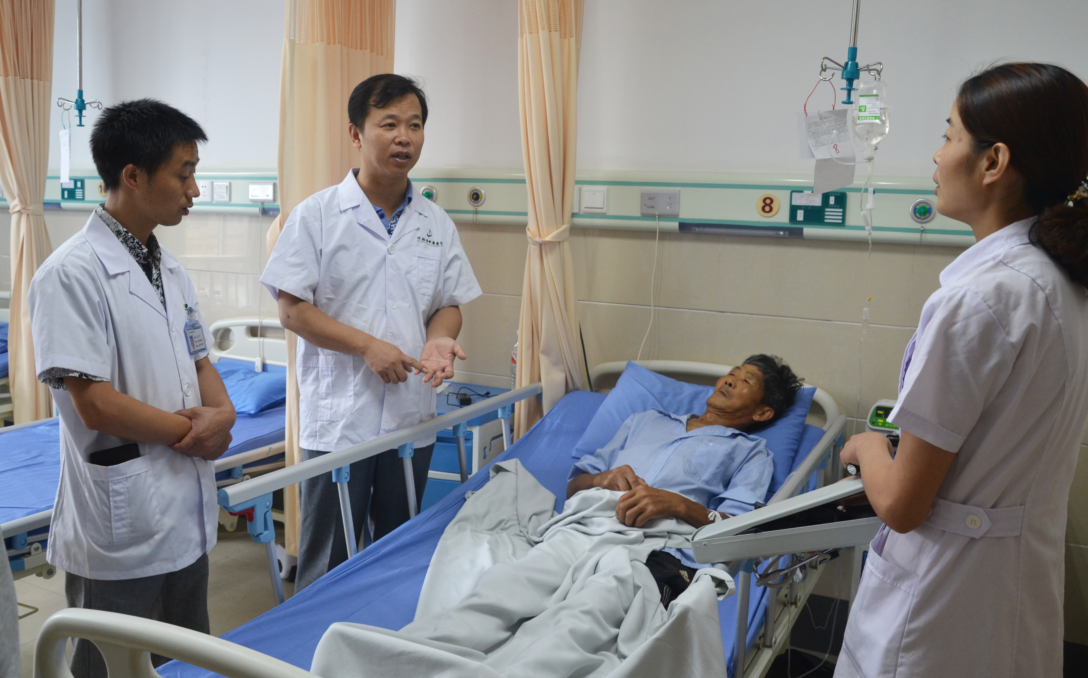 市人民医院专家在内二科教学查房.jpg