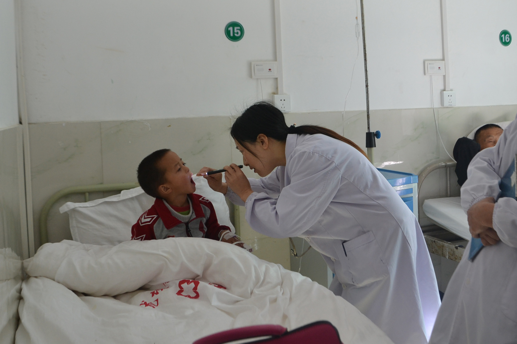 ⁮5县中医院副主任医师、竹溪名中医、儿科主任杨明菊在龙坝卫生院教学查房.jpg