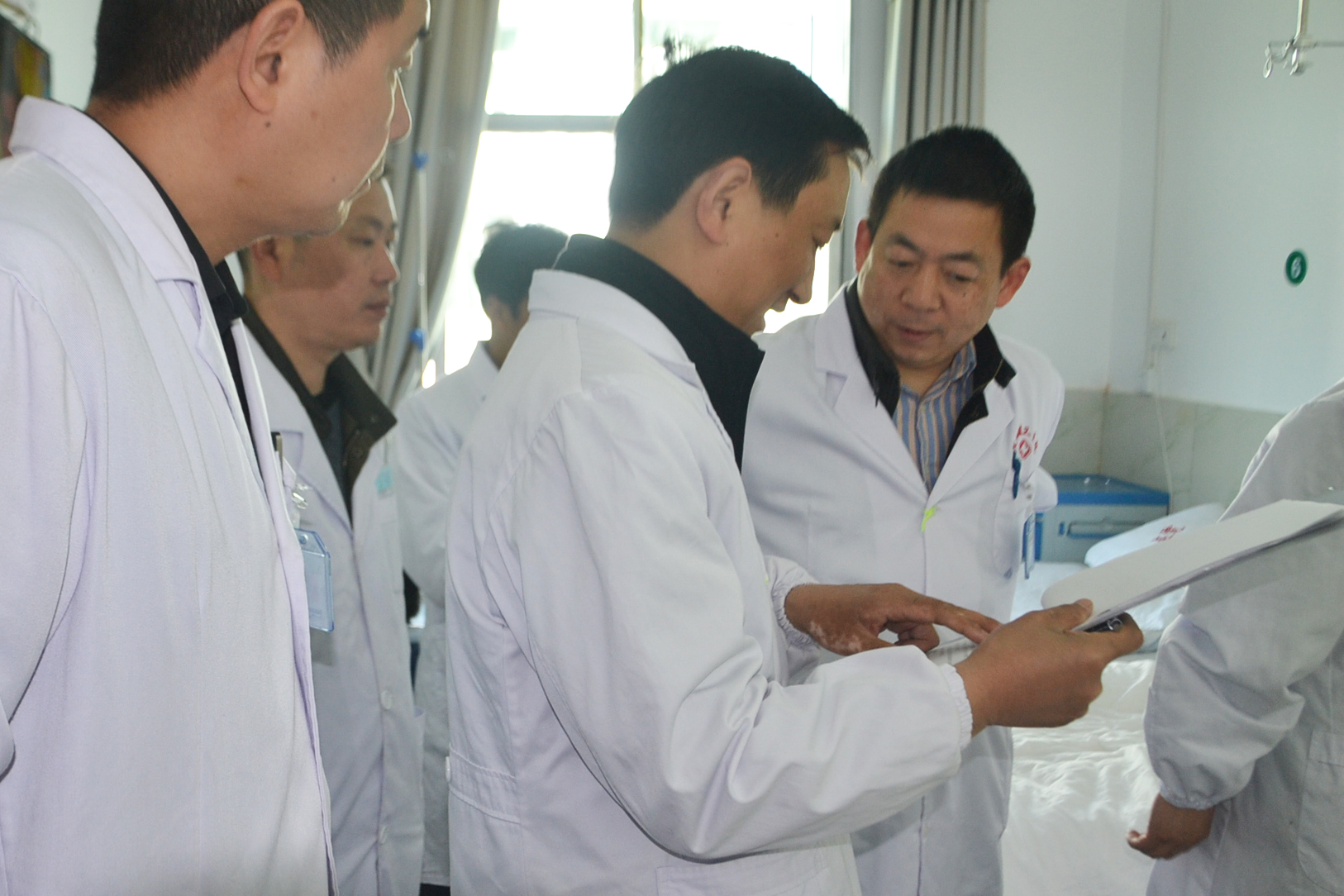 4县中医院副主任医师、肝胆病专科主任高岚在龙坝卫生院教学查房.jpg