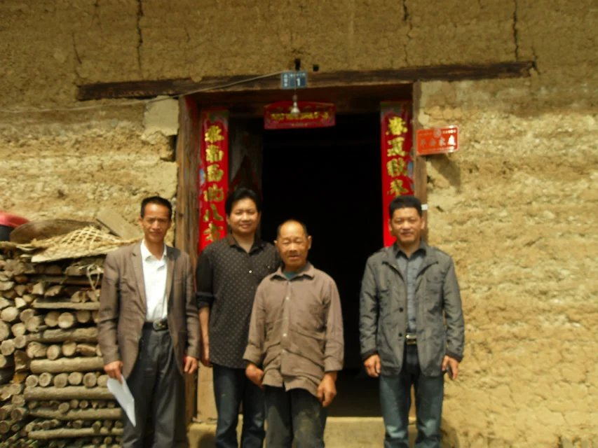 6、这儿,“一方水土养不了一方人”。建新必须拆旧。原有的土房子就要拆了,与村干部、扶贫工作队合个影,完备档案资料.jpg