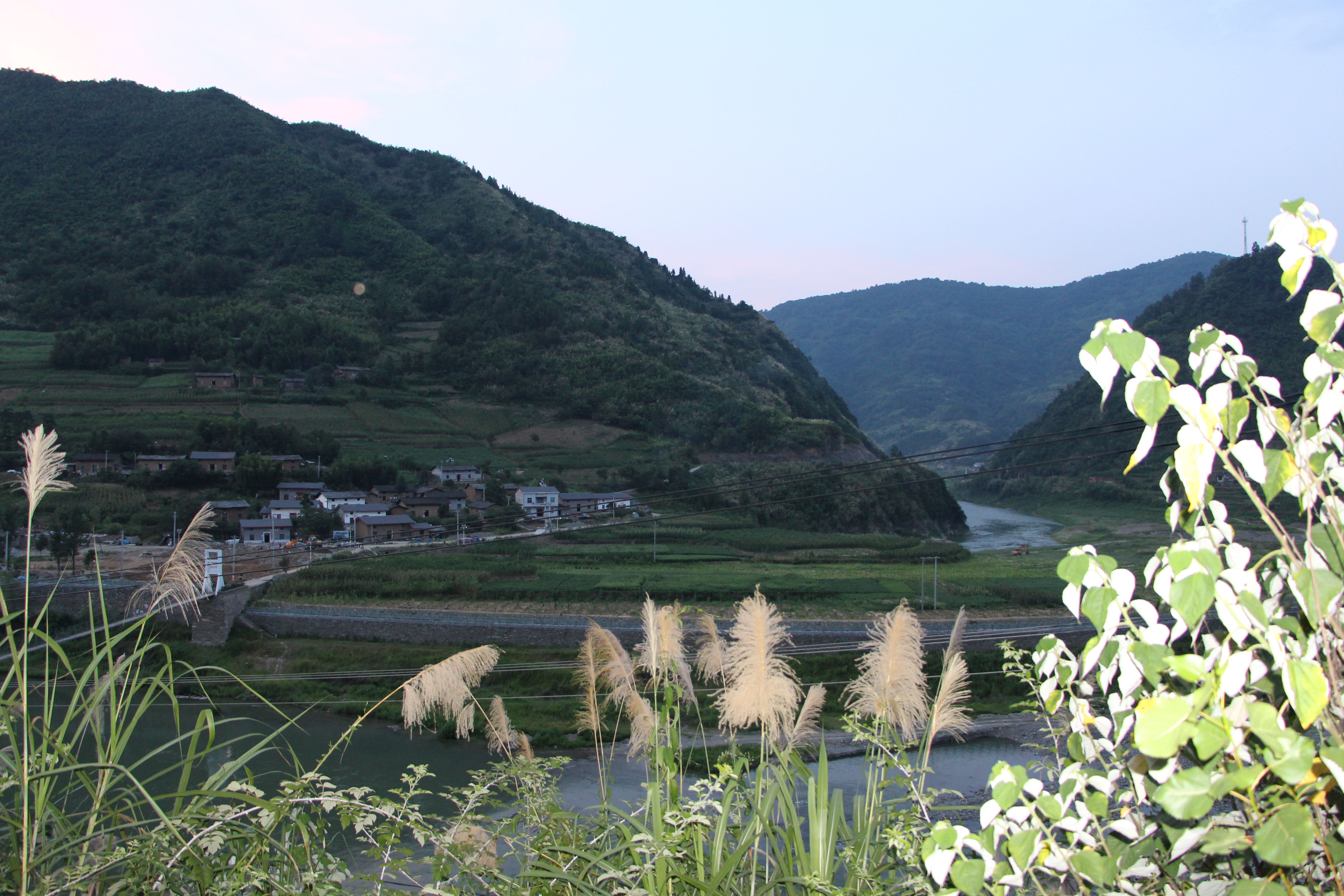 13.登高村,山青水秀,清新味儿、山泉味儿、泥土味儿相伴,偶尔闻到大粪、猪屎、鸡屎味儿,虫虫儿爬在嫩叶上,才知道吃下去、
