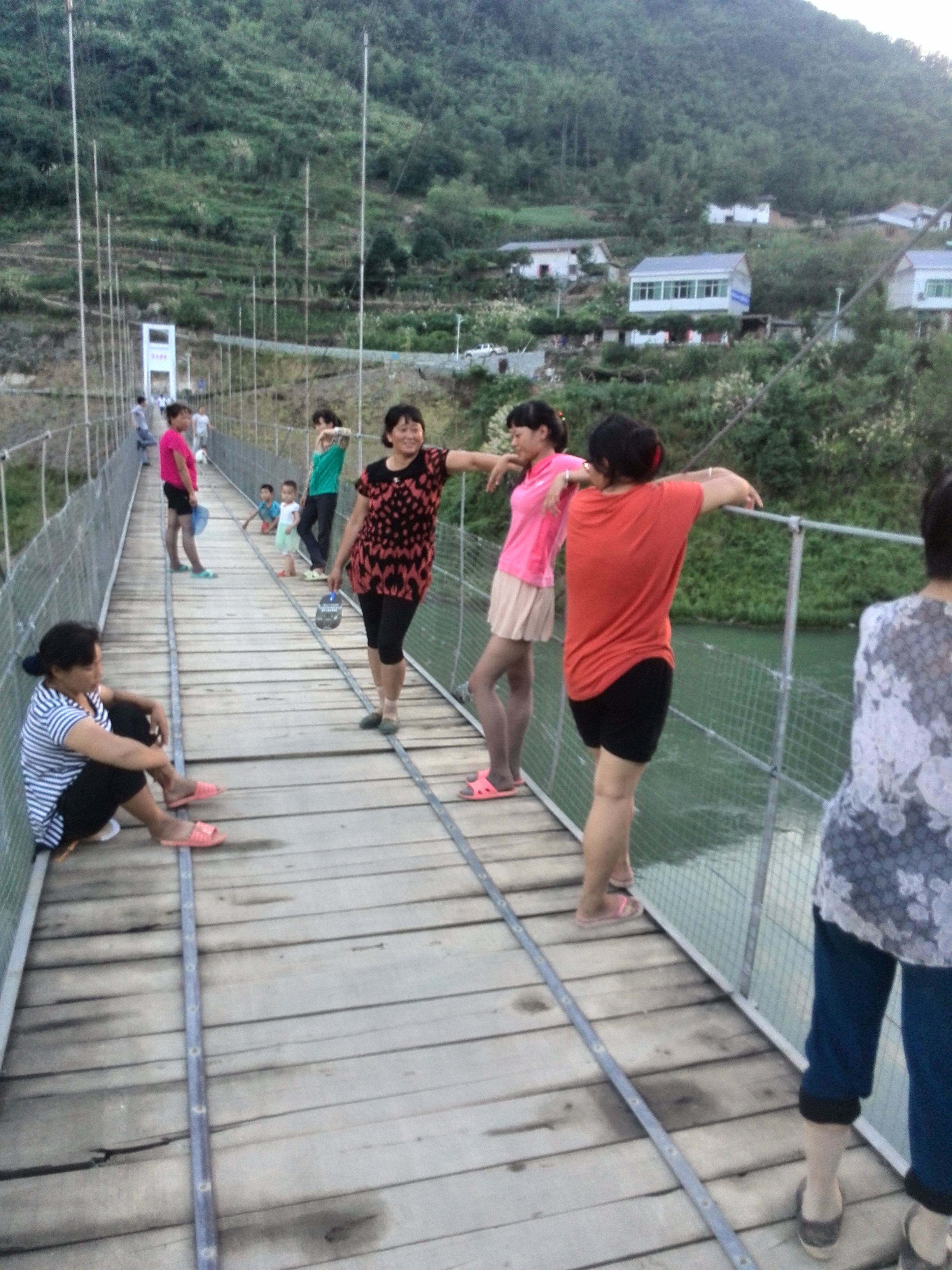 18.登高索桥,清晨傍晚,男女老少,怡然自得,不亦乐乎。.jpg