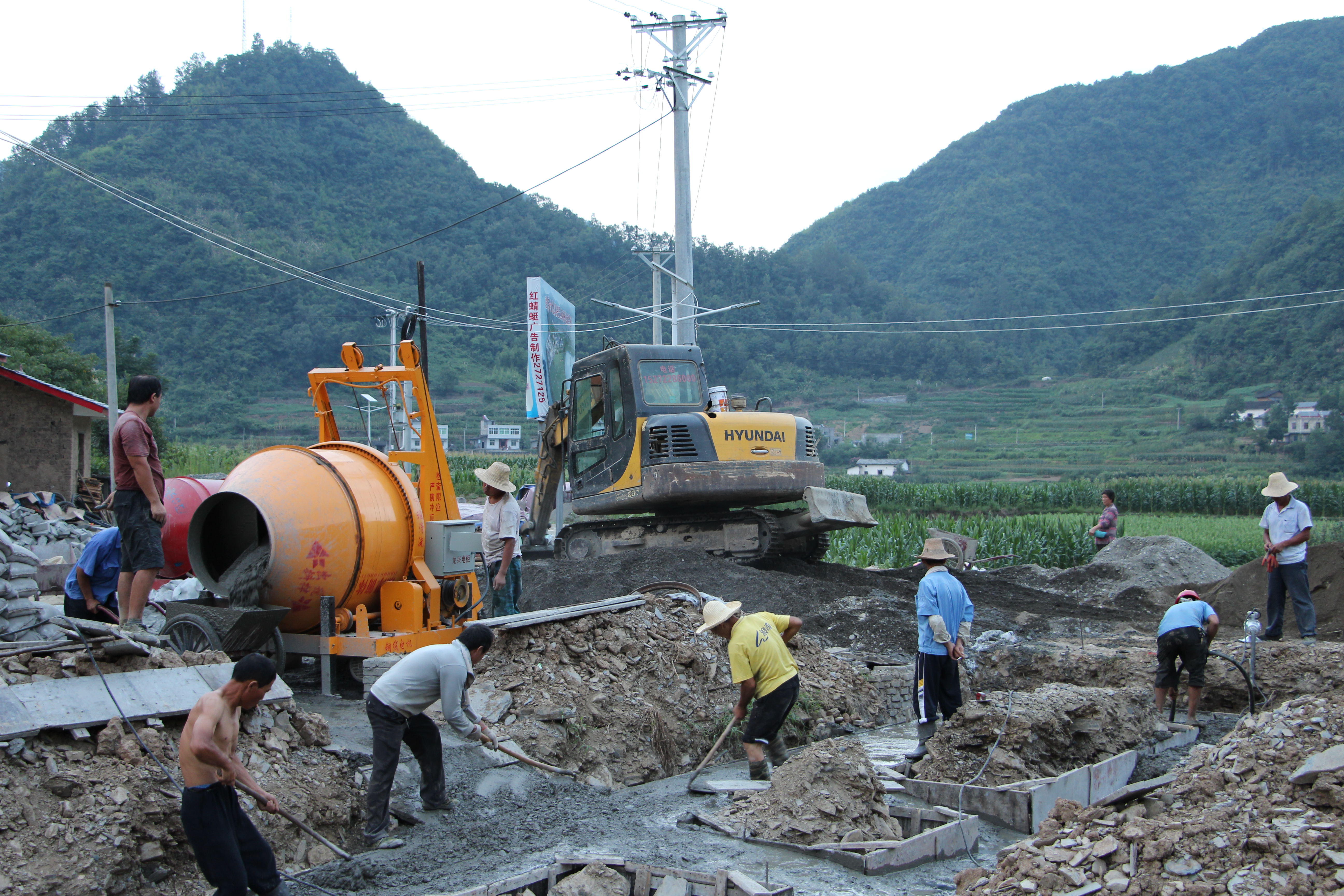4.增加施工人员和设备,加班加点,确保如期竣工。图为登高村1组龙窝安置点。.jpg