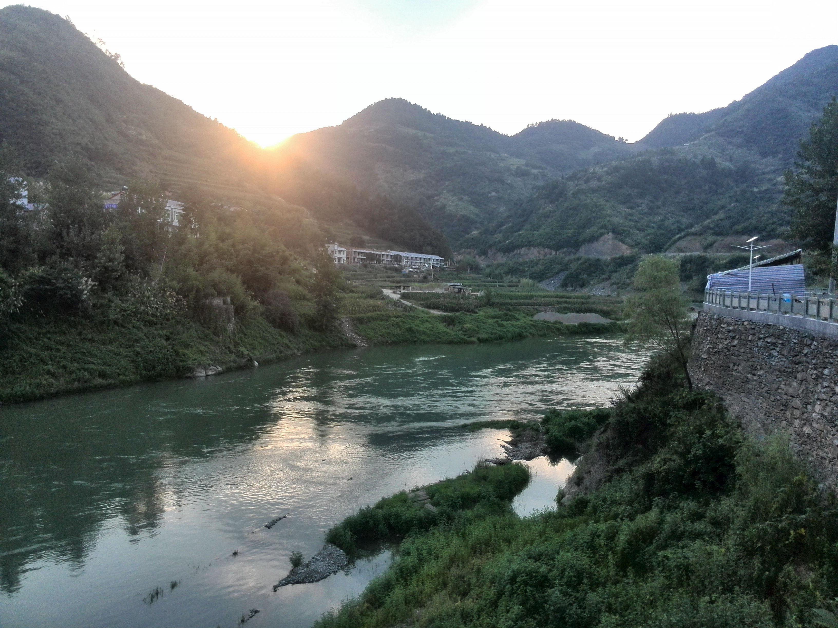 22.翌日,拈一缕晨曦。这里的青山绿水,是子孙后代的金山银山。.jpg