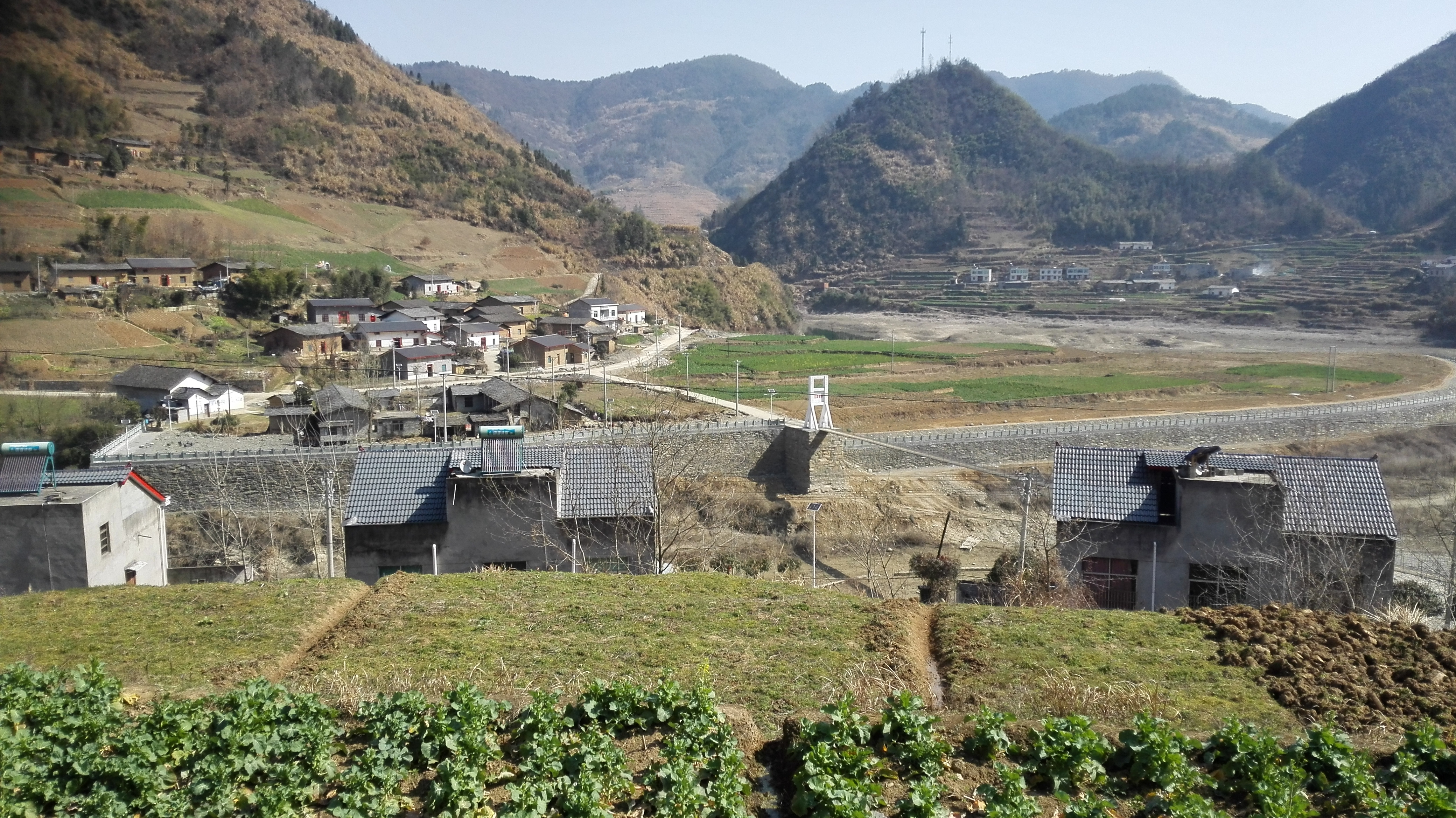 2.我院精准扶贫对口扶贫村兵营镇登高村位于兵营镇西北角,距镇政府10公里,距县城78公里。拍摄时间:2016年2月27日