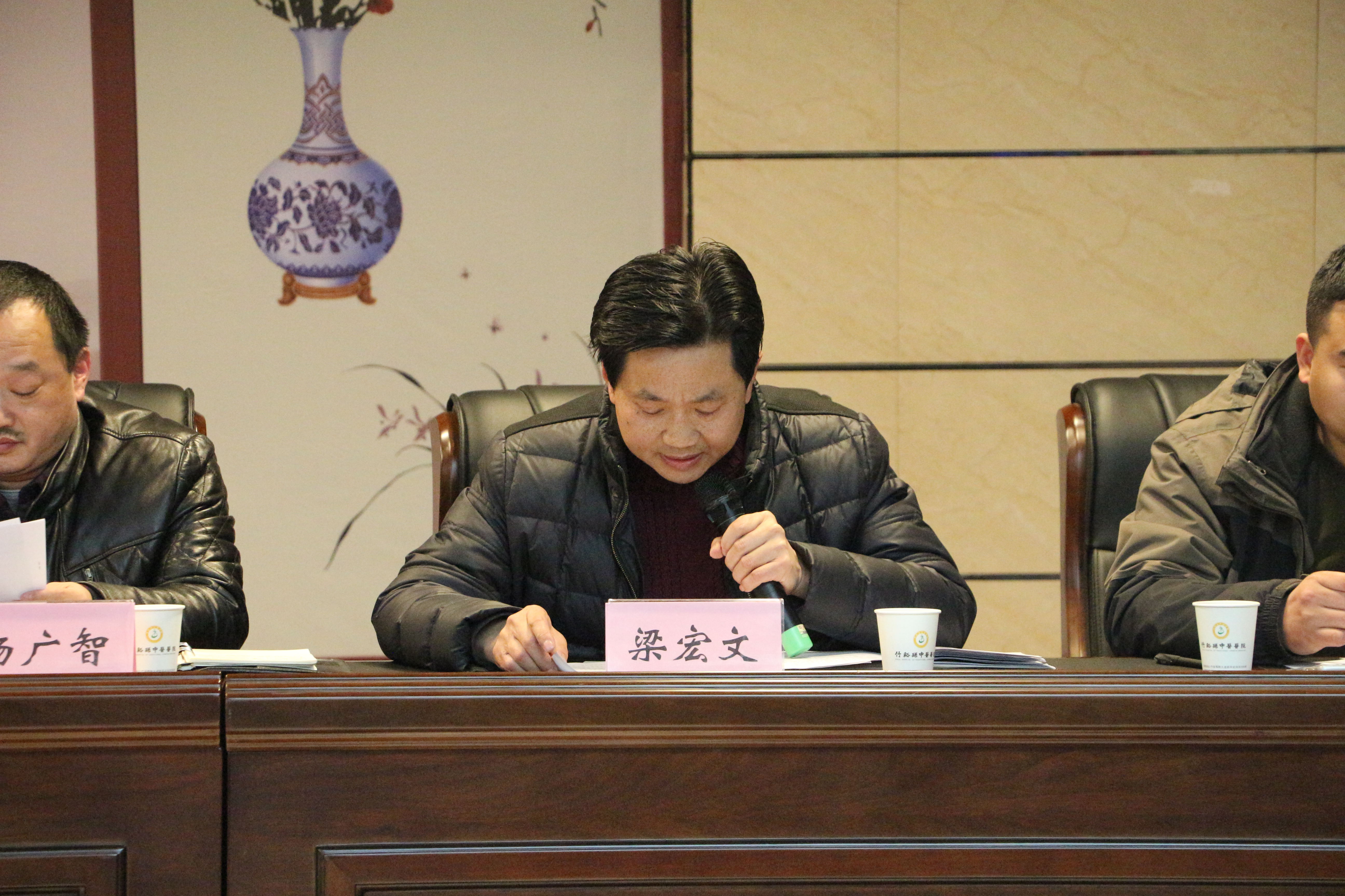 梁宏文宣读《新闻宣传先进科室和优秀通讯员的通知》.jpg