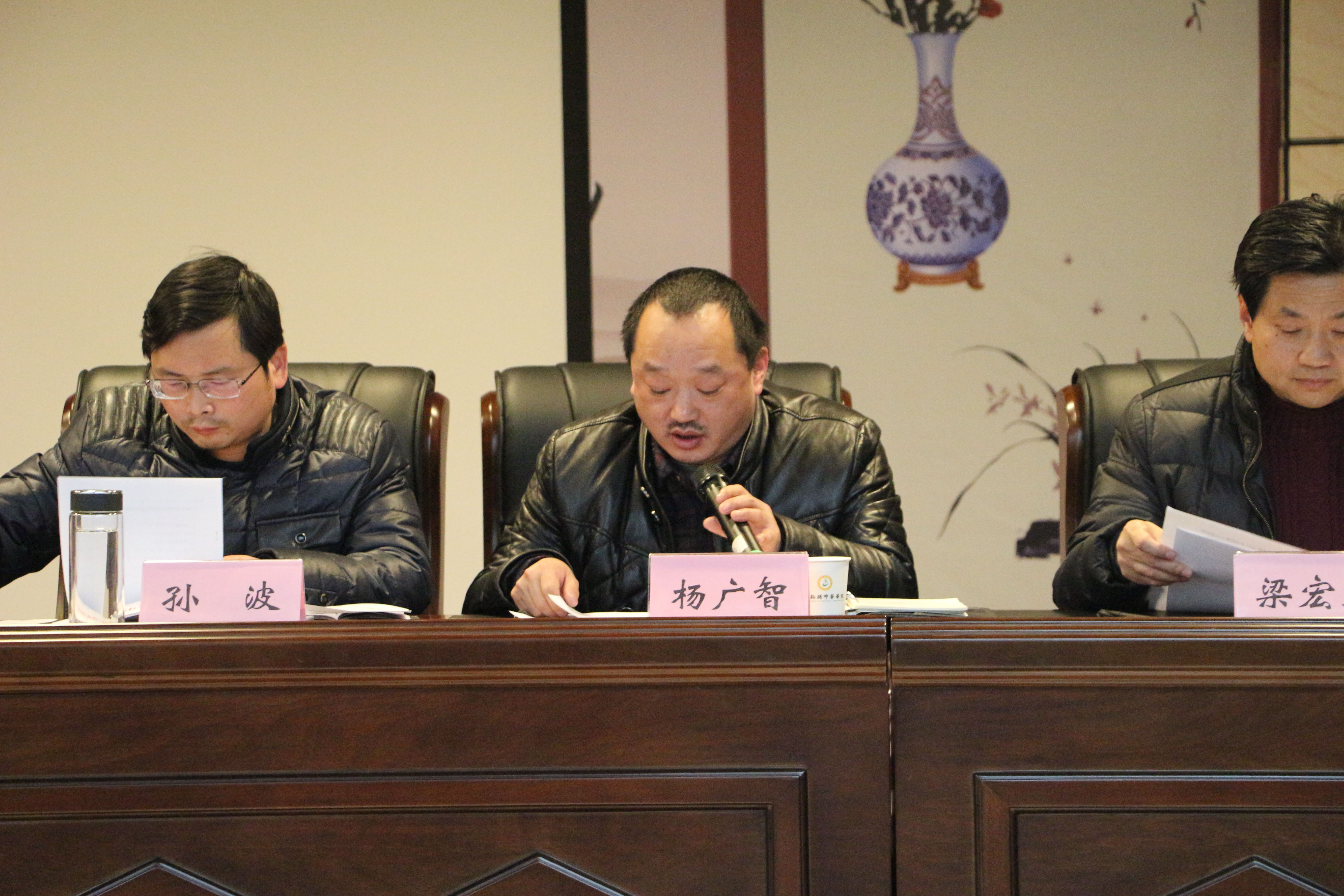 杨广智宣读《关于表彰2016年度先进科室和先进个人的通知》》.jpg