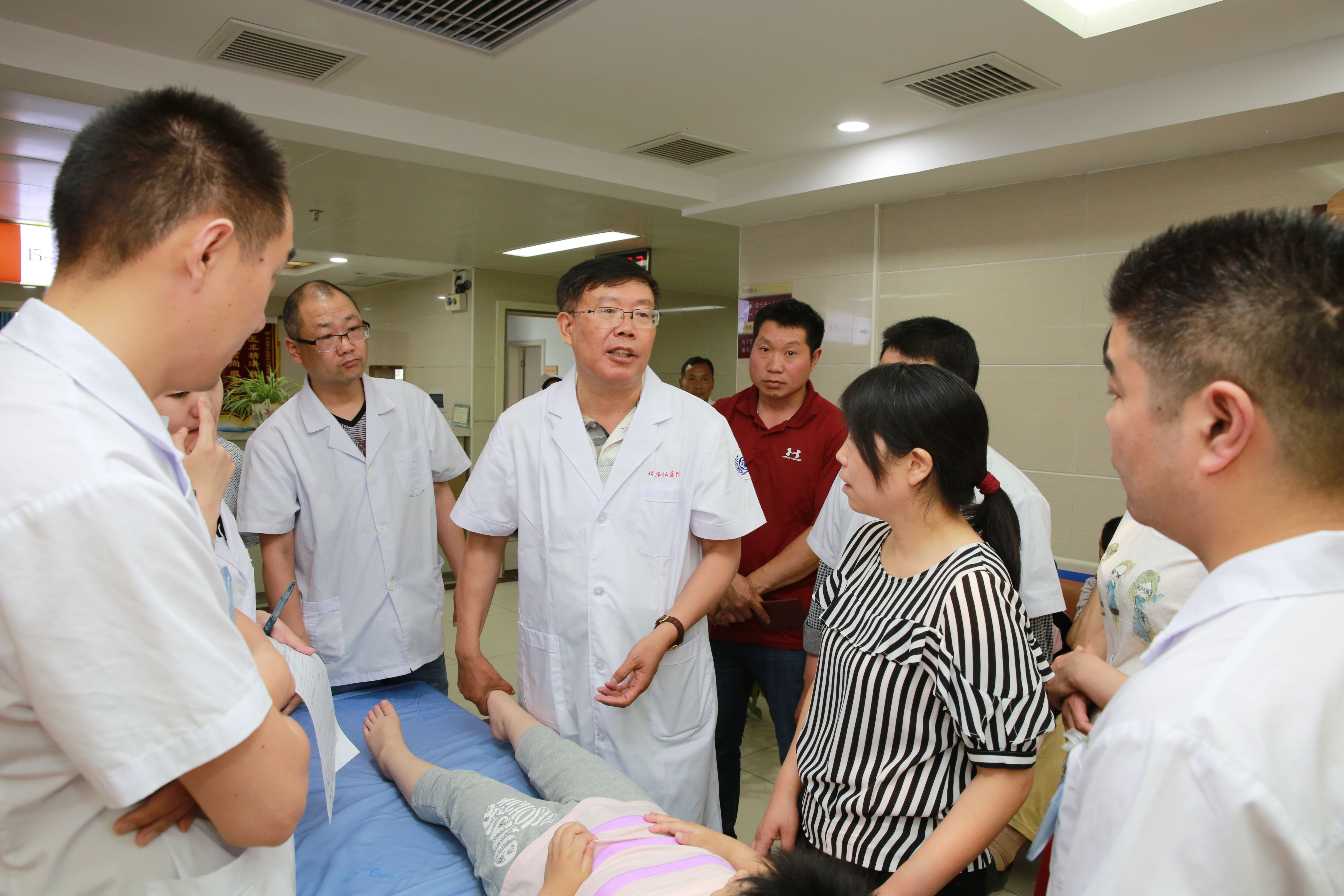 徐本明主任为患儿检查身体3_看图王.jpg