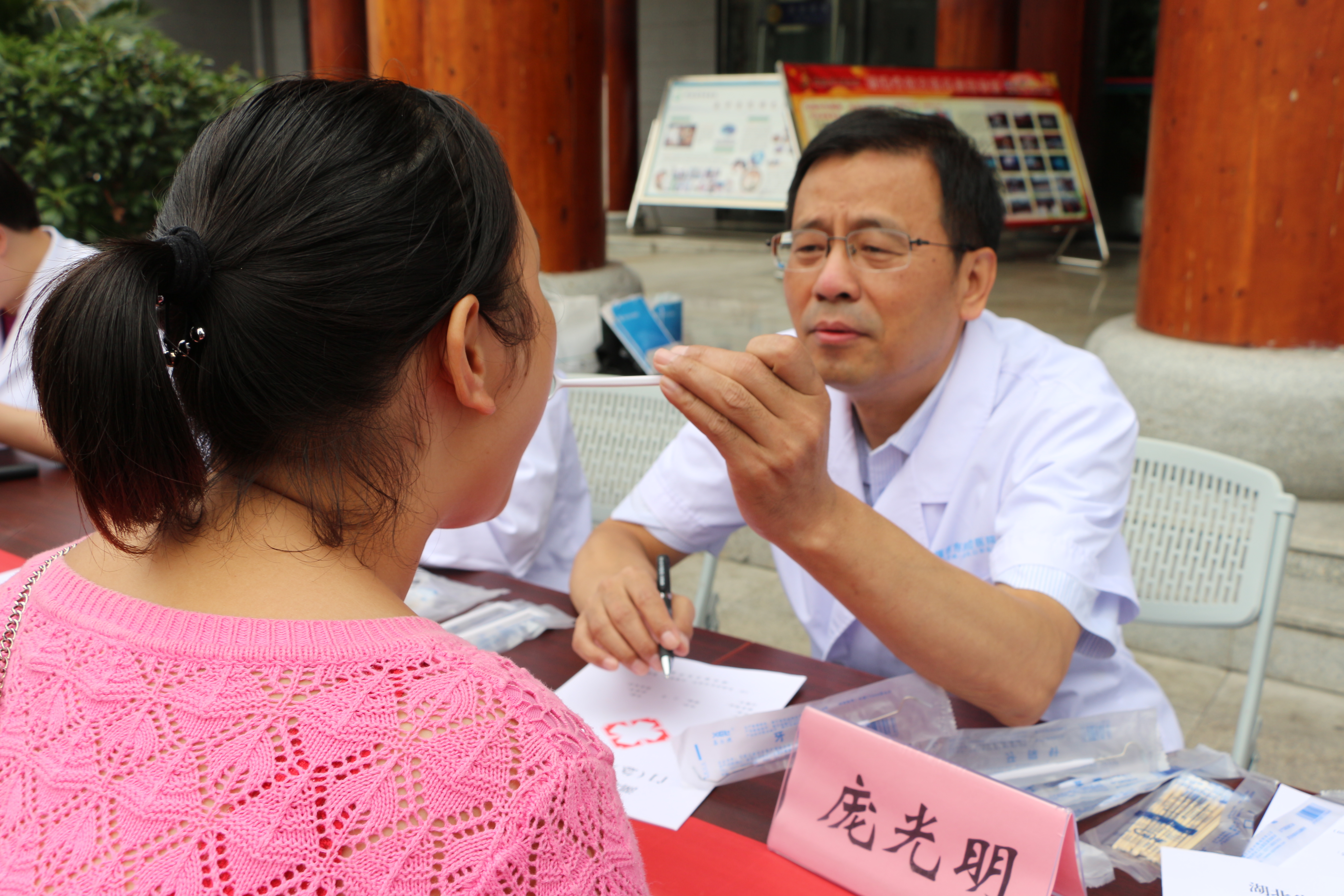庞光明院长为患者检查牙齿.JPG