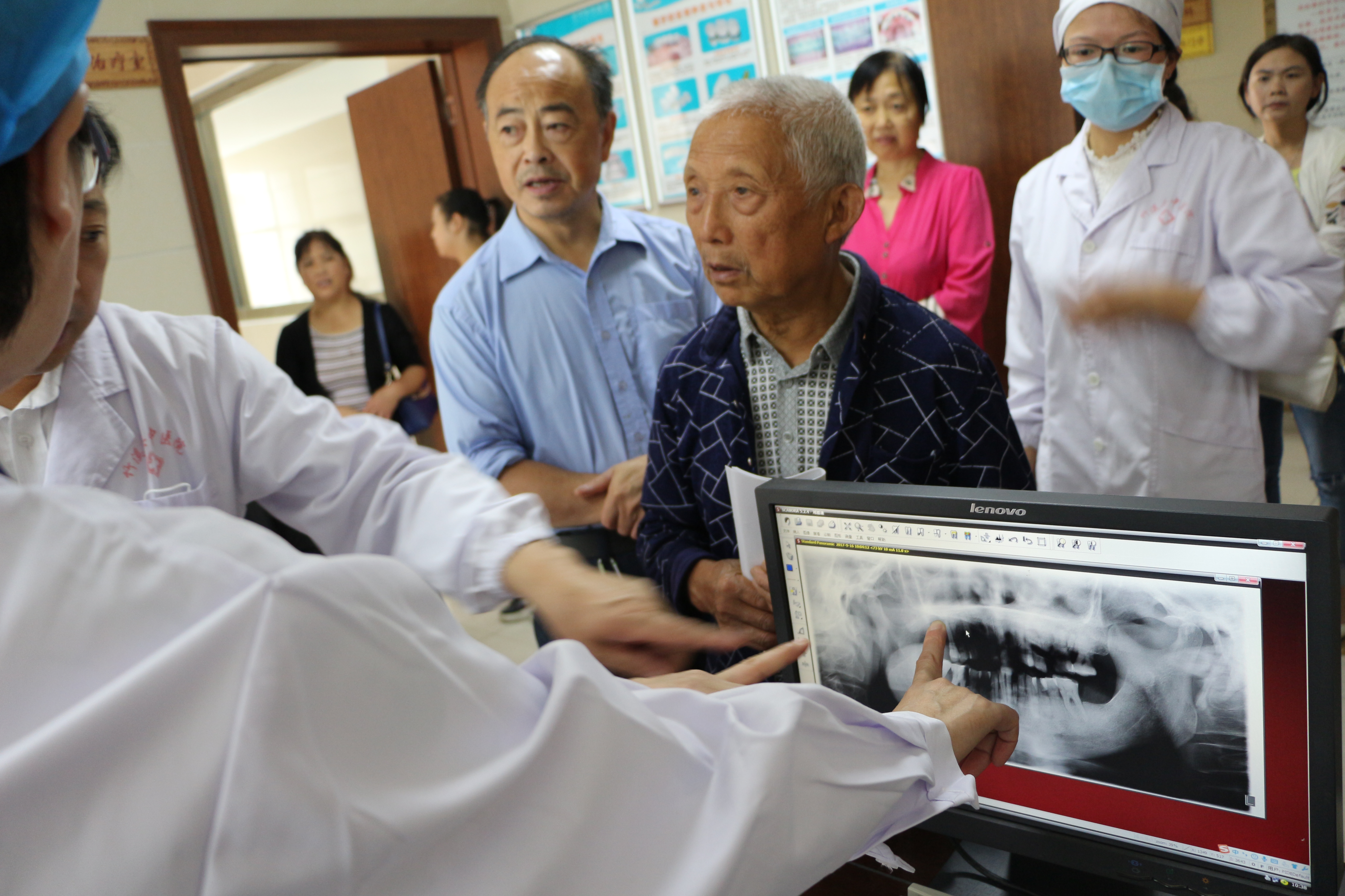 专家拍片为患者讨论治疗方案.JPG