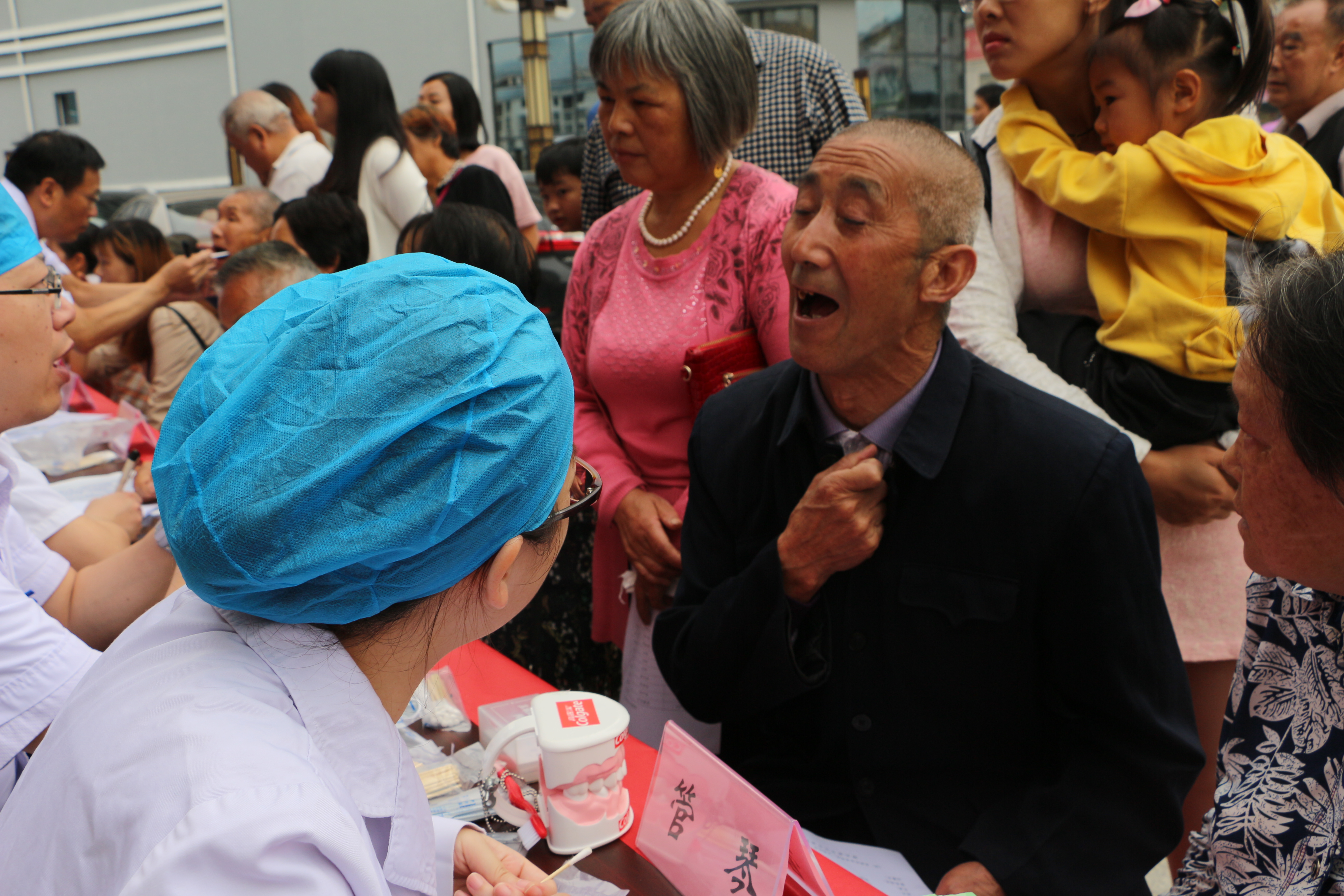 专家为老爷爷检查口腔问题.JPG