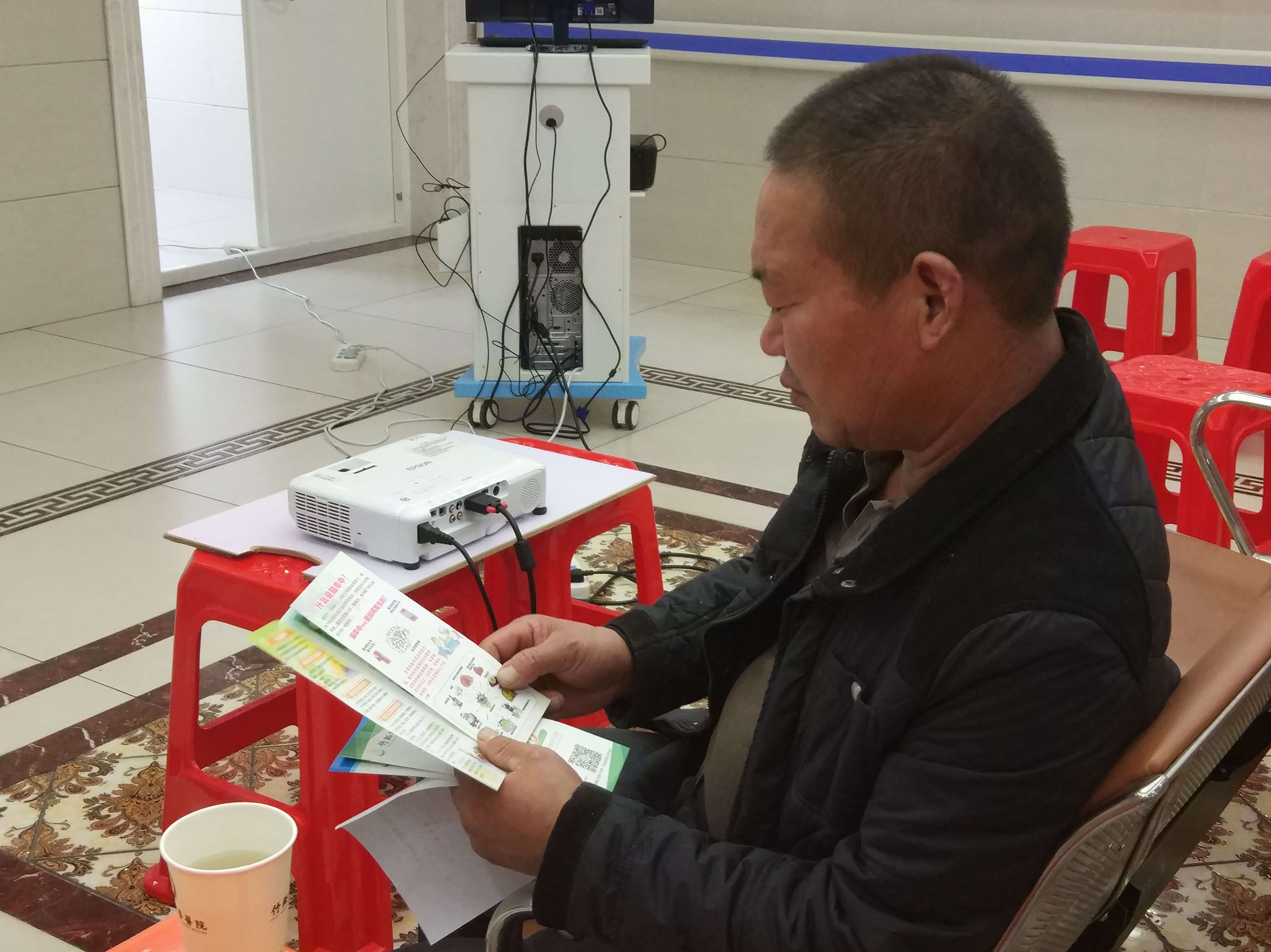 患者查看预防脑卒中宣传手册.jpg