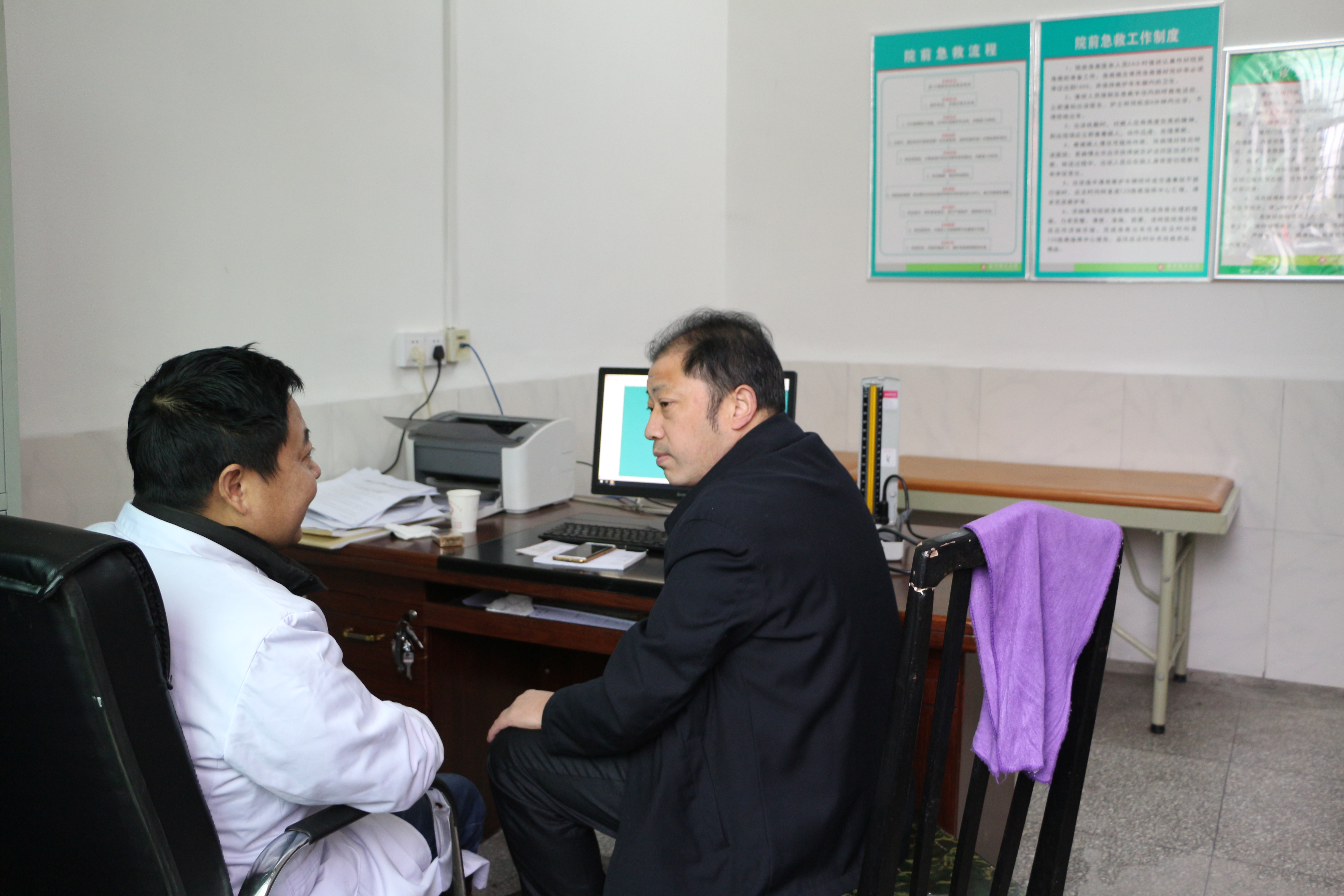 口腔科主任熊吉美与科室人员沟通.JPG
