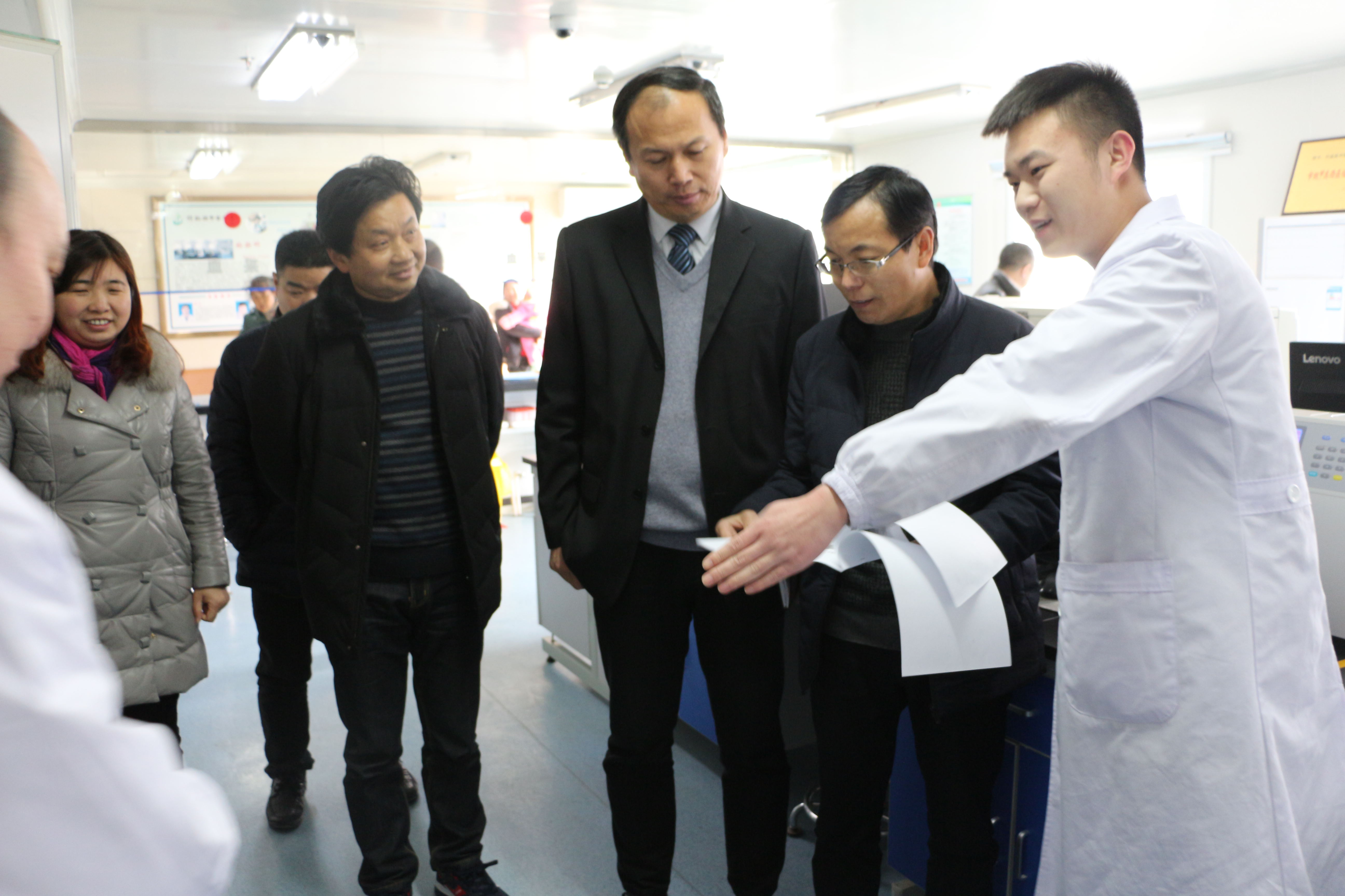 院长朱海政一行到检验科样板示范区进行验收.jpg