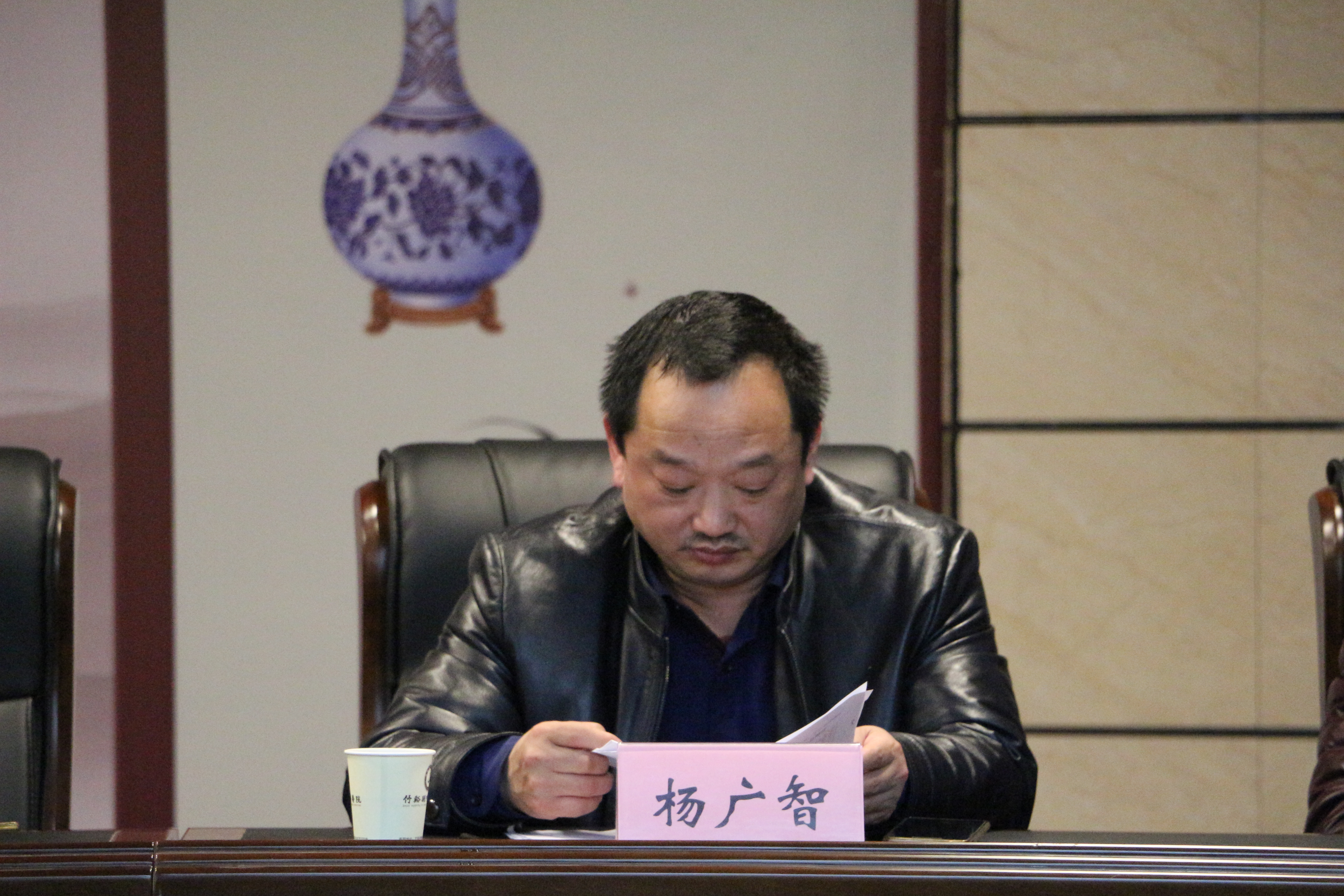 6.党支部副书记宣读《关于表彰2017年度先进科室和先进个人的通知》.JPG