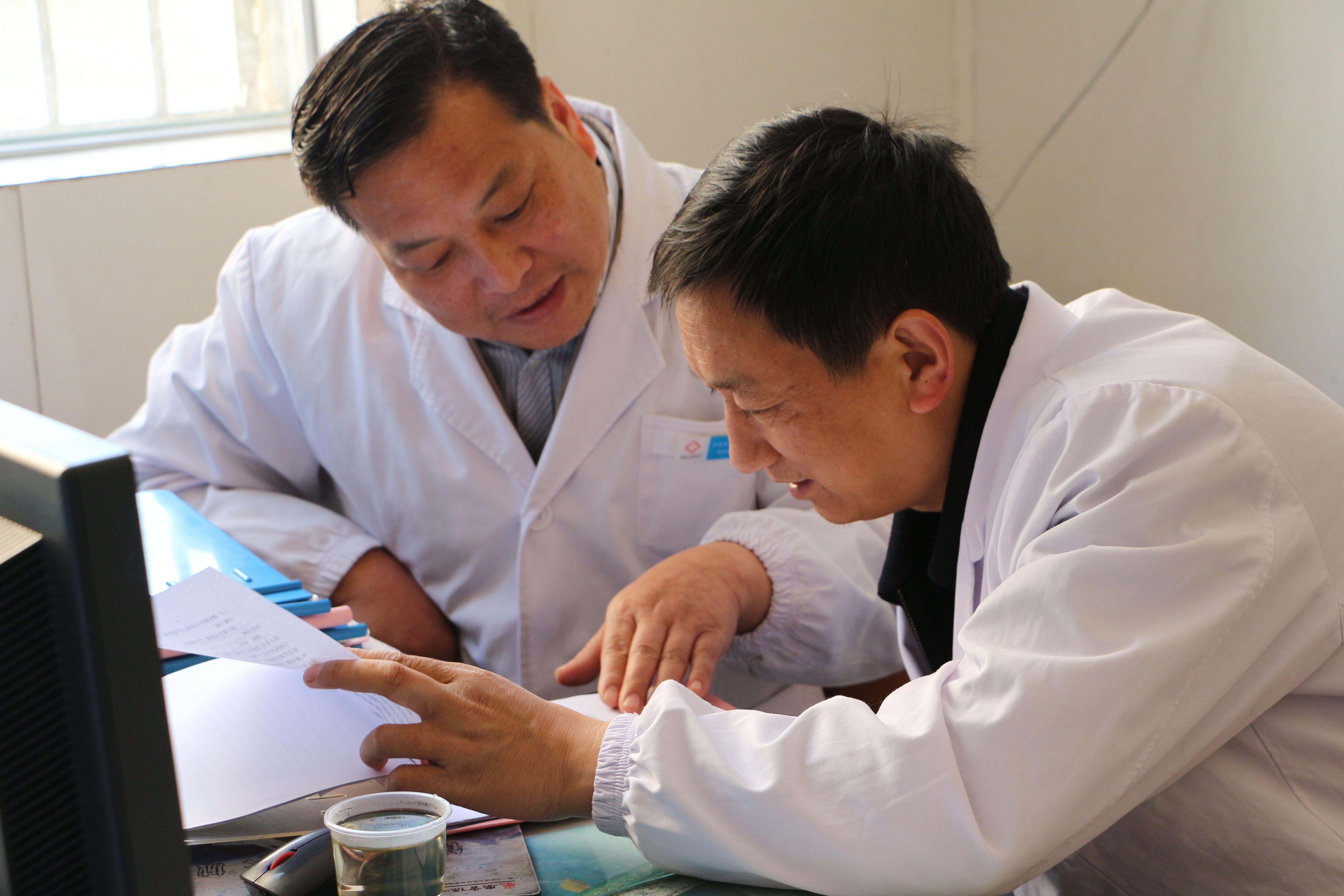 肝胆科主任高岚与该院医师探讨病情.jpg