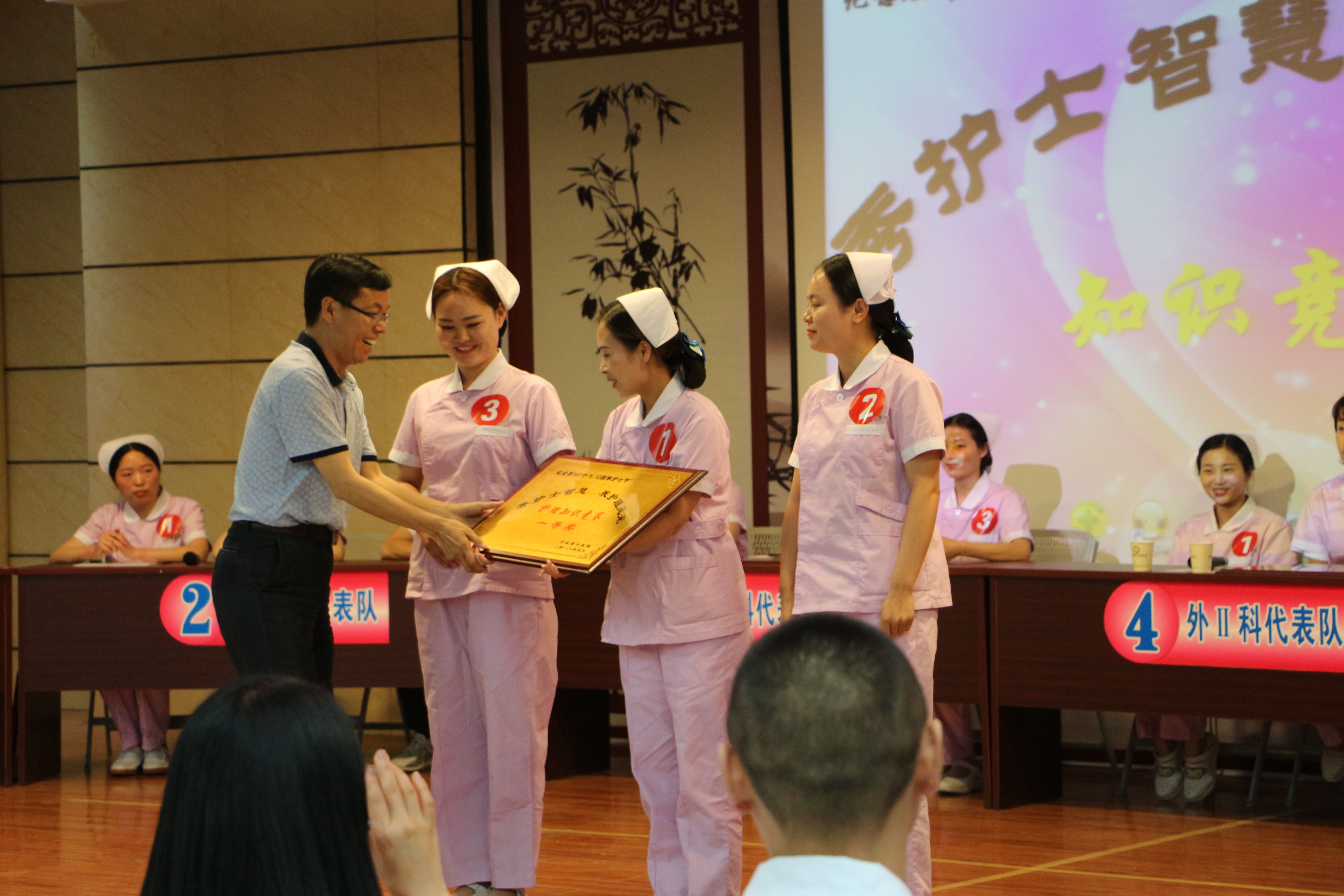 院长朱海政为针灸康复科颁奖.jpg
