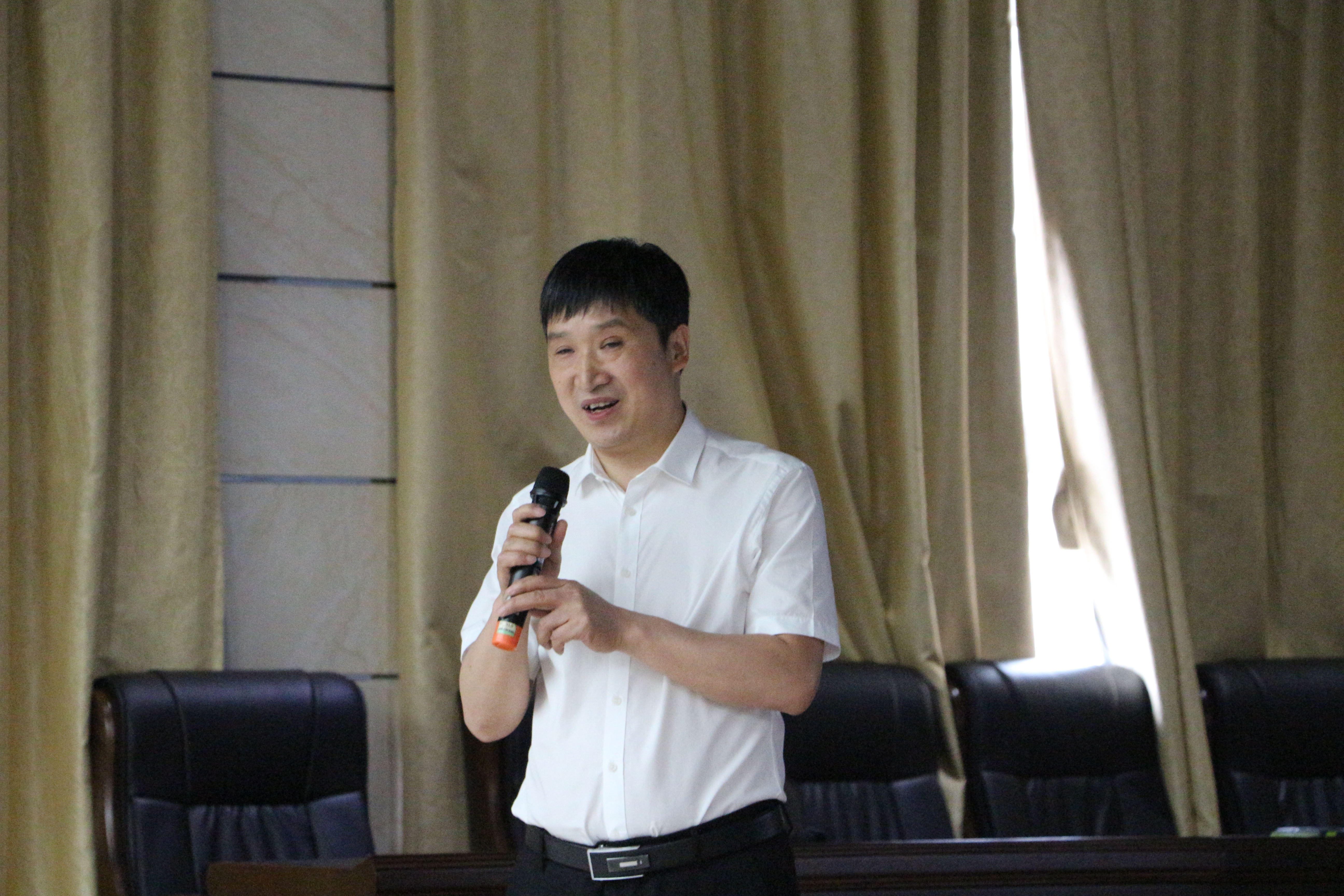 艾春启教授主持培训会议.jpg