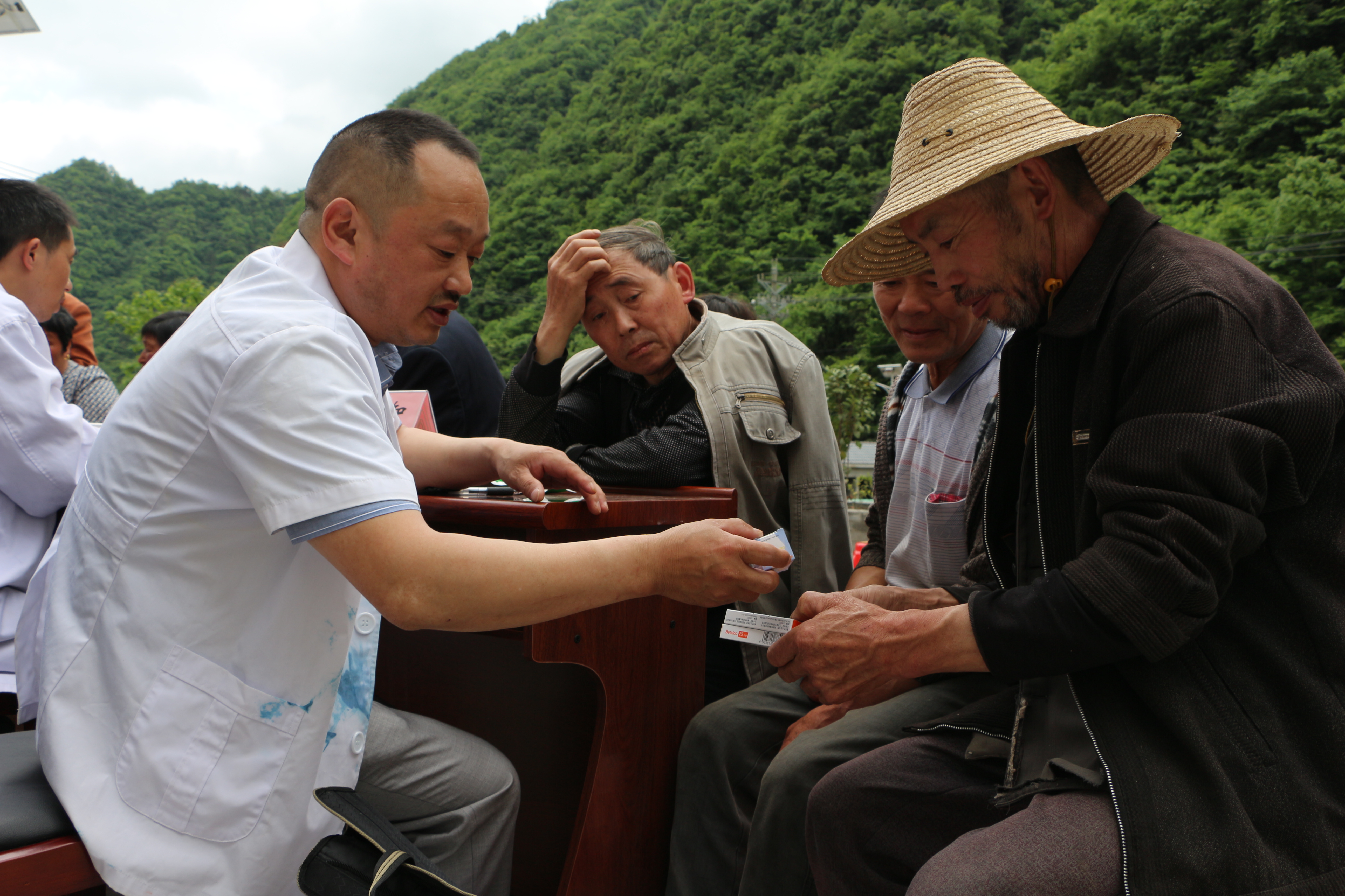 为百姓发放药物.JPG