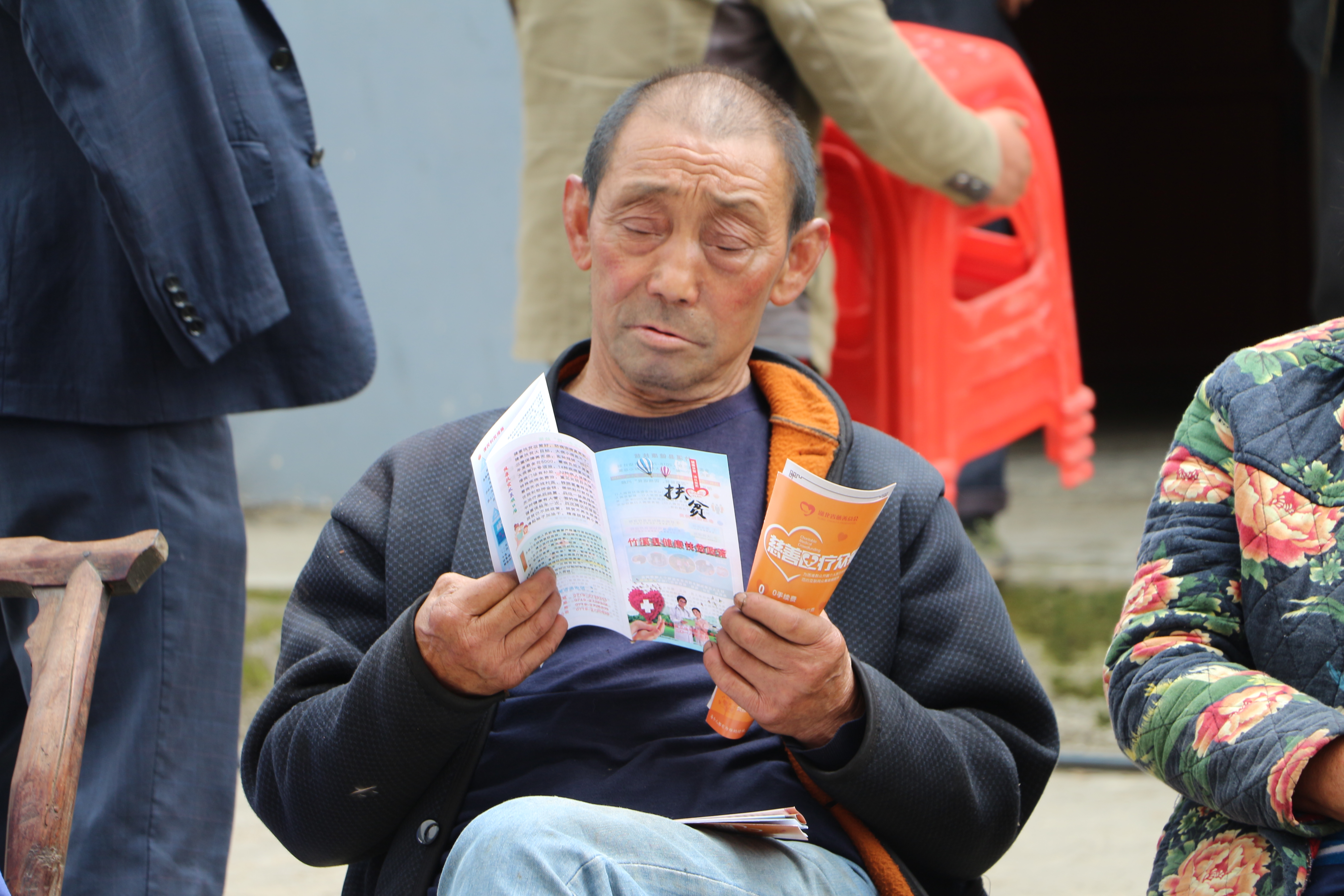 2019年5月15日县中医院联合国药东风总医院专家付海峰在桃源乡引导百姓了解健康扶贫政策.JPG