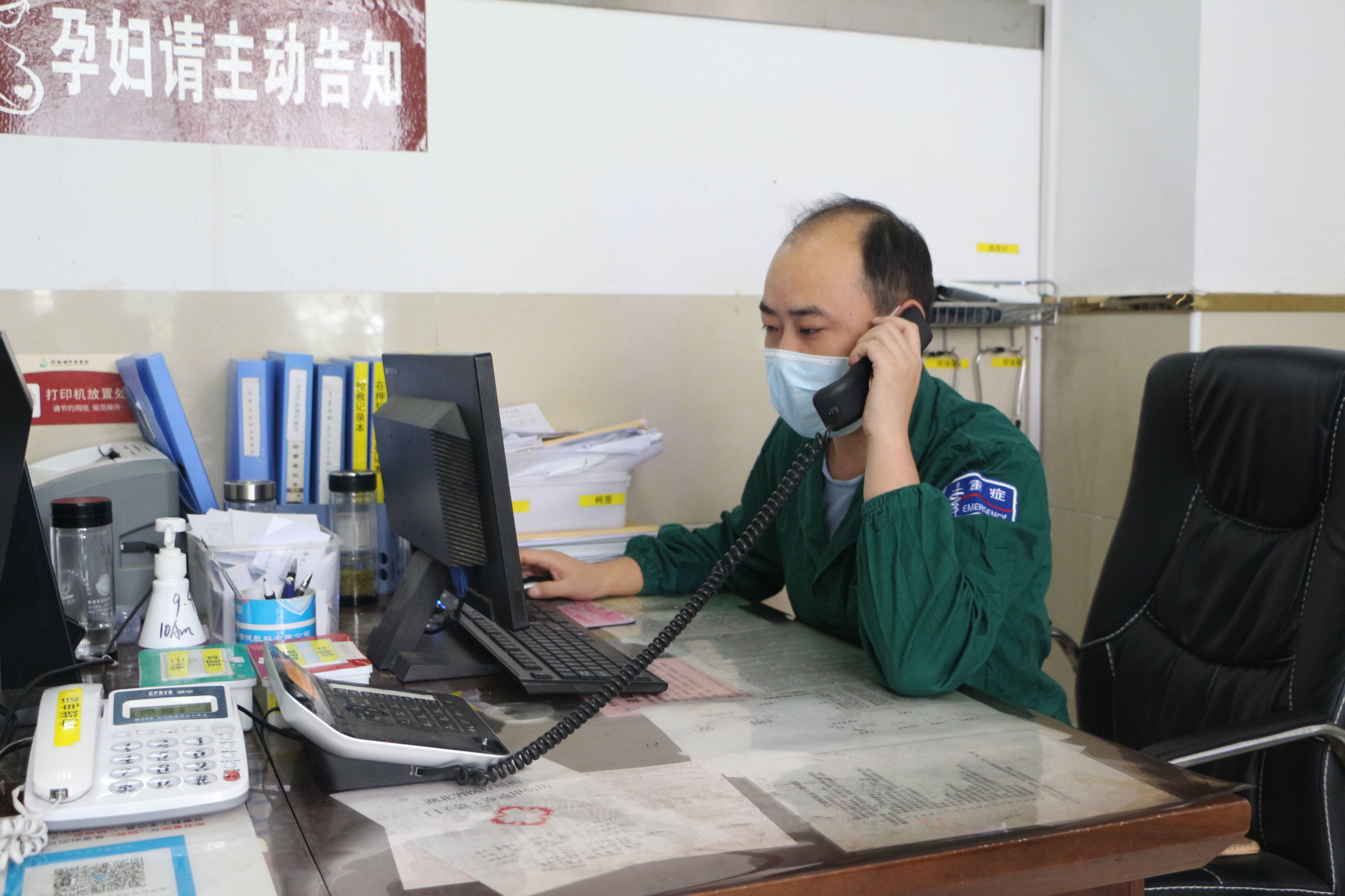 5b61aafd45f71fc9659802abf45a25f0.jpg 2接电话.jpg