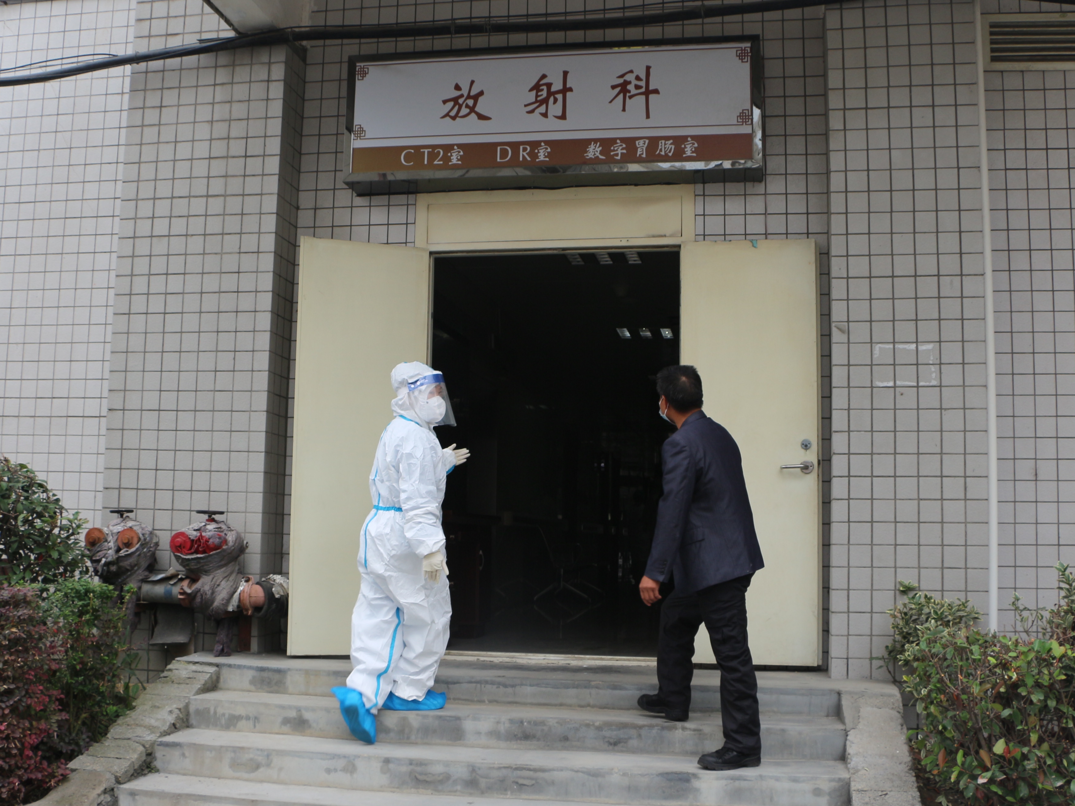 749bee84eb935ecbddadd557b06271d9.jpg 14护送患者抵达放射科.jpg