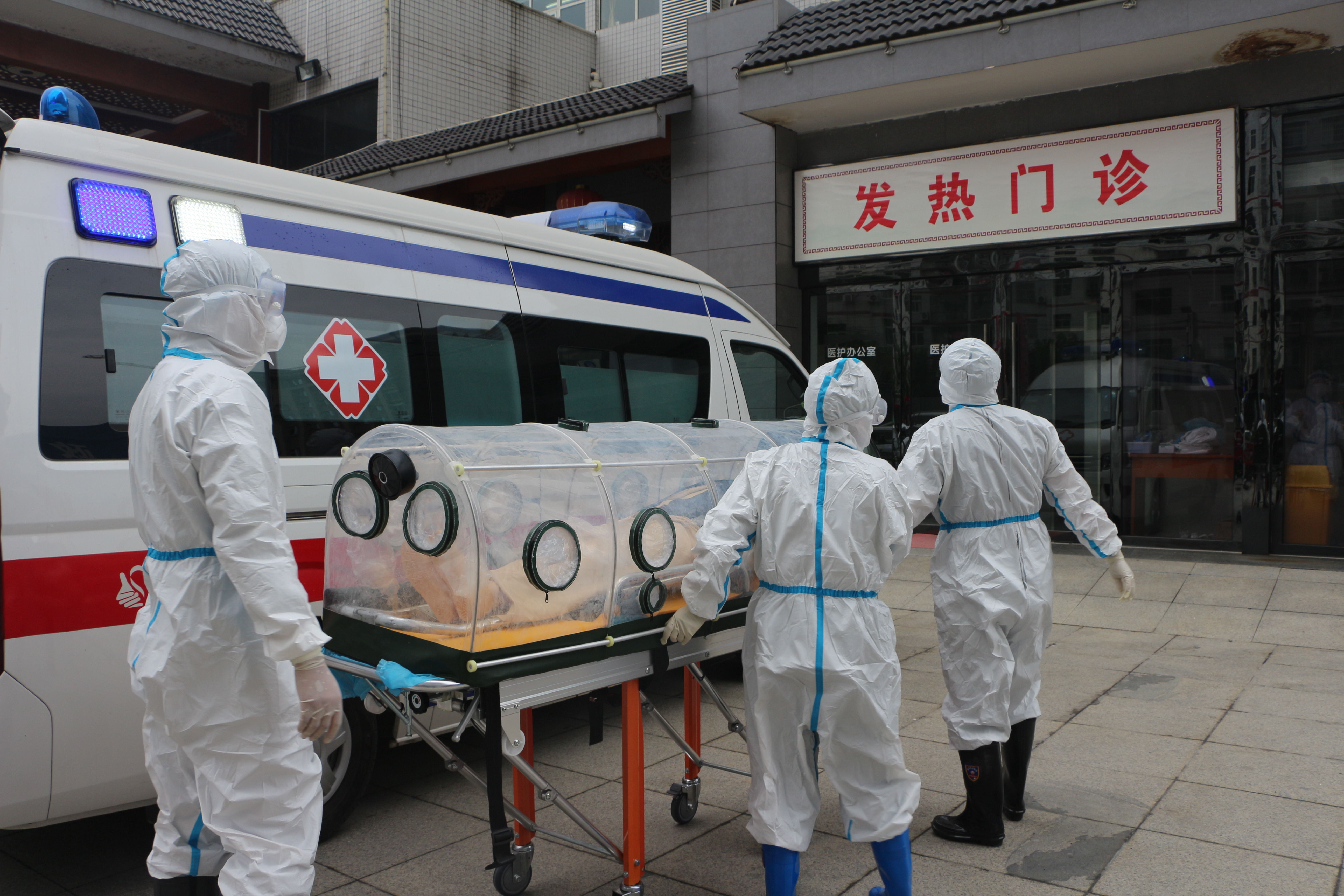 a3d0b0e7de5332a8af453dc0537a75a9.jpg 9患者转运到发热门诊(1).jpg