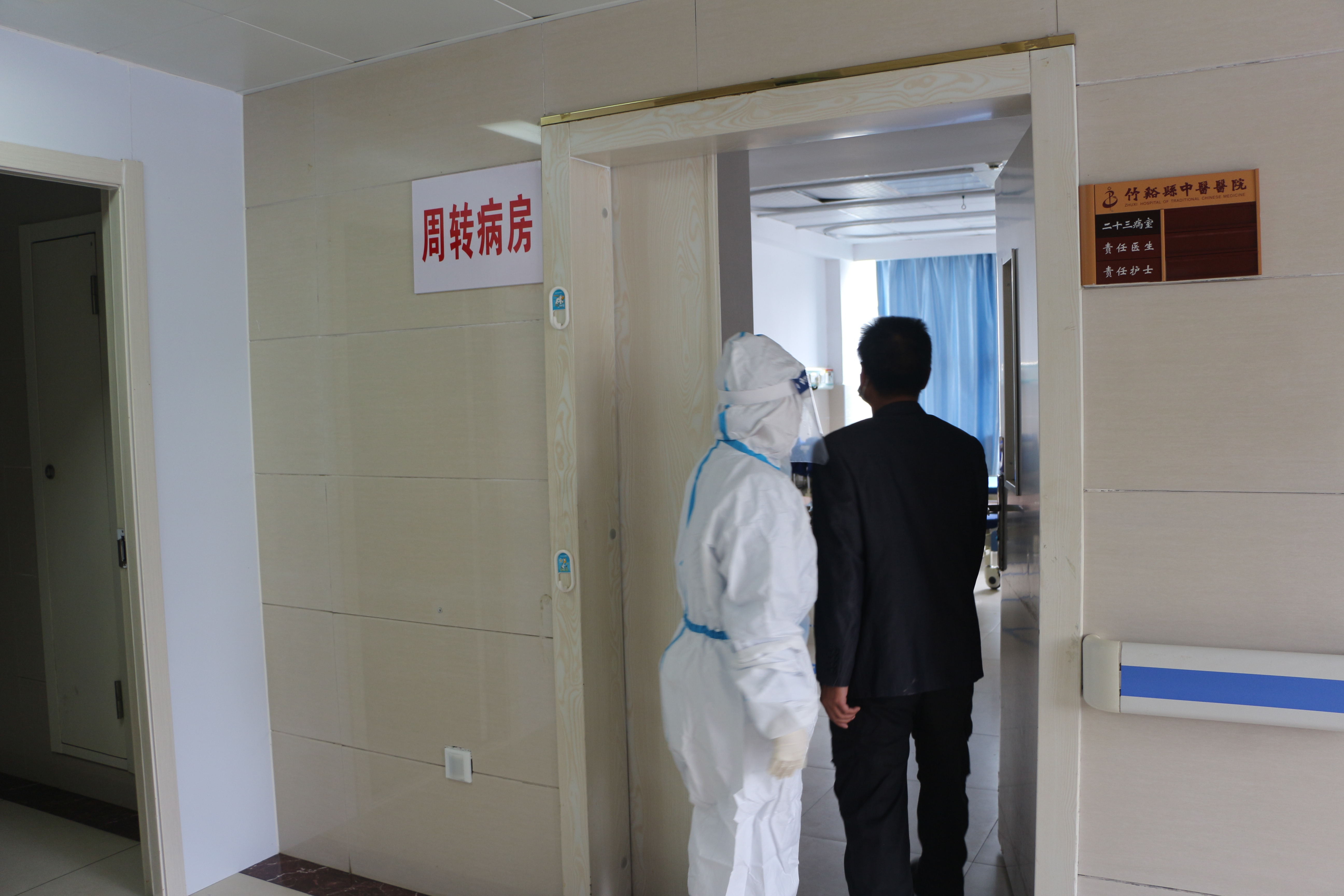 d4eef77e7ff273413e526cf7b080dc11.jpg 20护送患者至周转病房.jpg