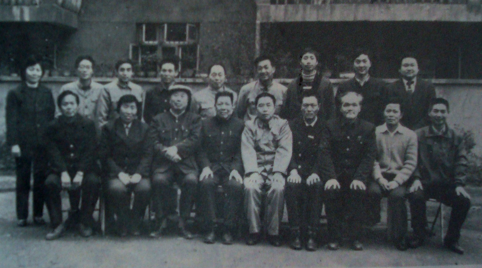 2、原院长黄骥(前排左三).jpg
