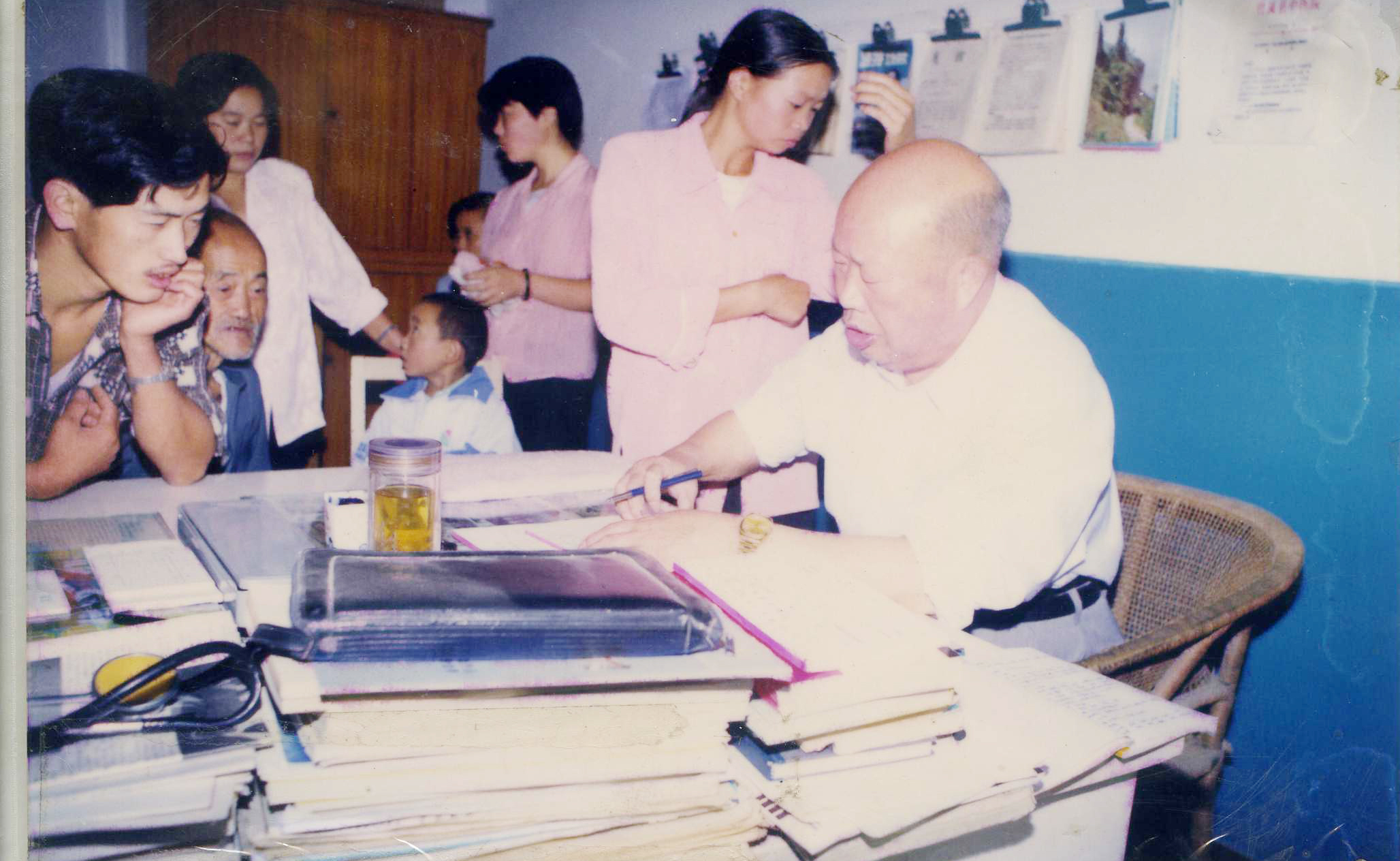 3、原院长黄骥把脉问诊(右,1990年8月).jpg