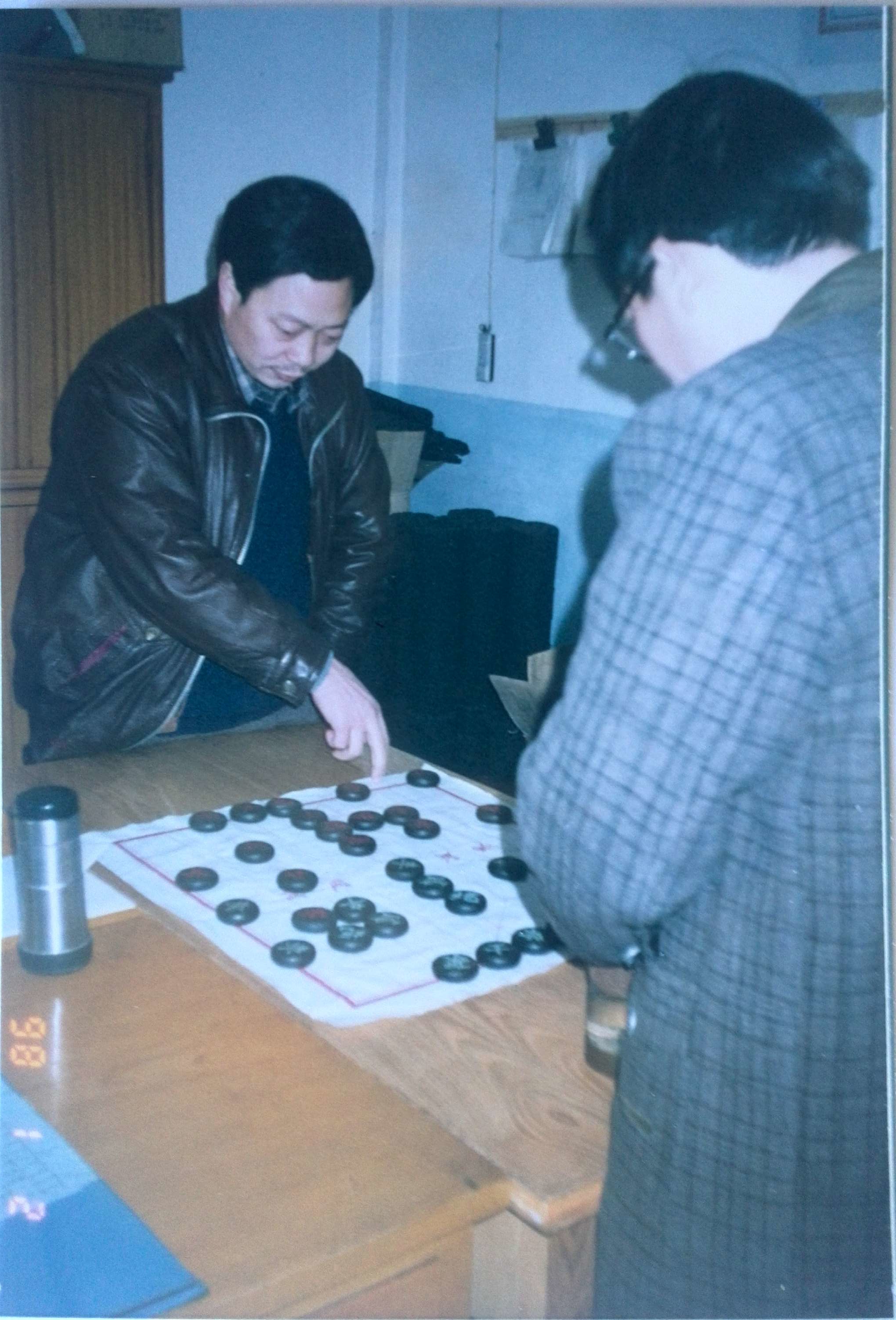 1998年1月,闲暇于“楚河汉界”比拼.jpg