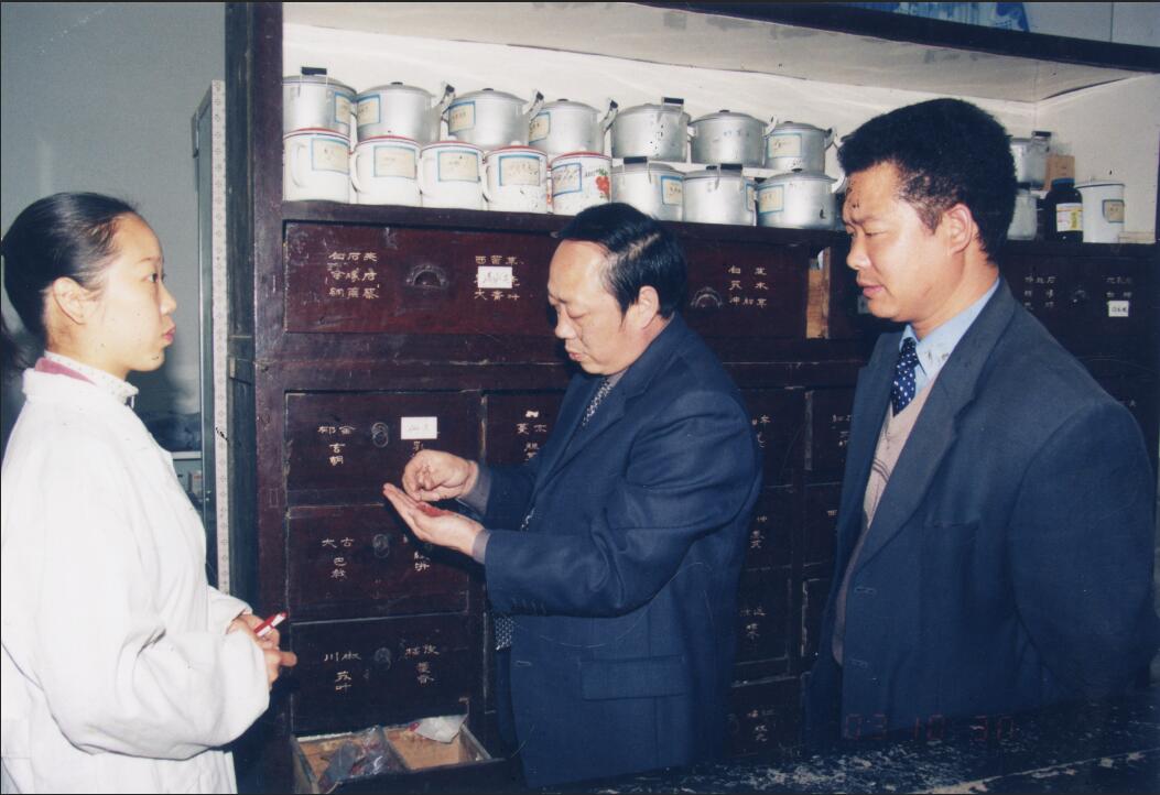 2003年11月,时任院长贺茂华在天宝卫生院指导工作.jpg