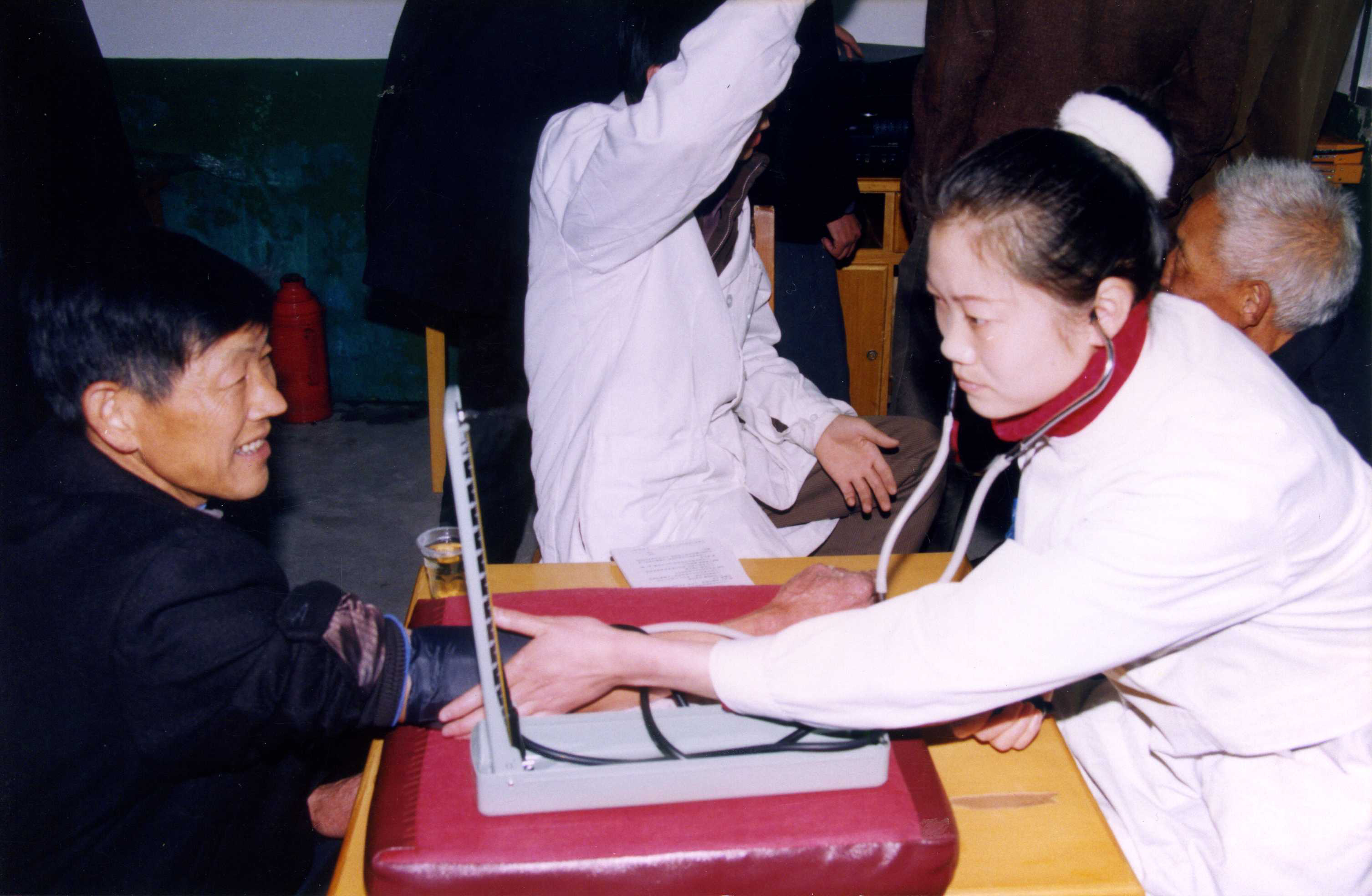 2005年8月,为街道居民体检.jpg