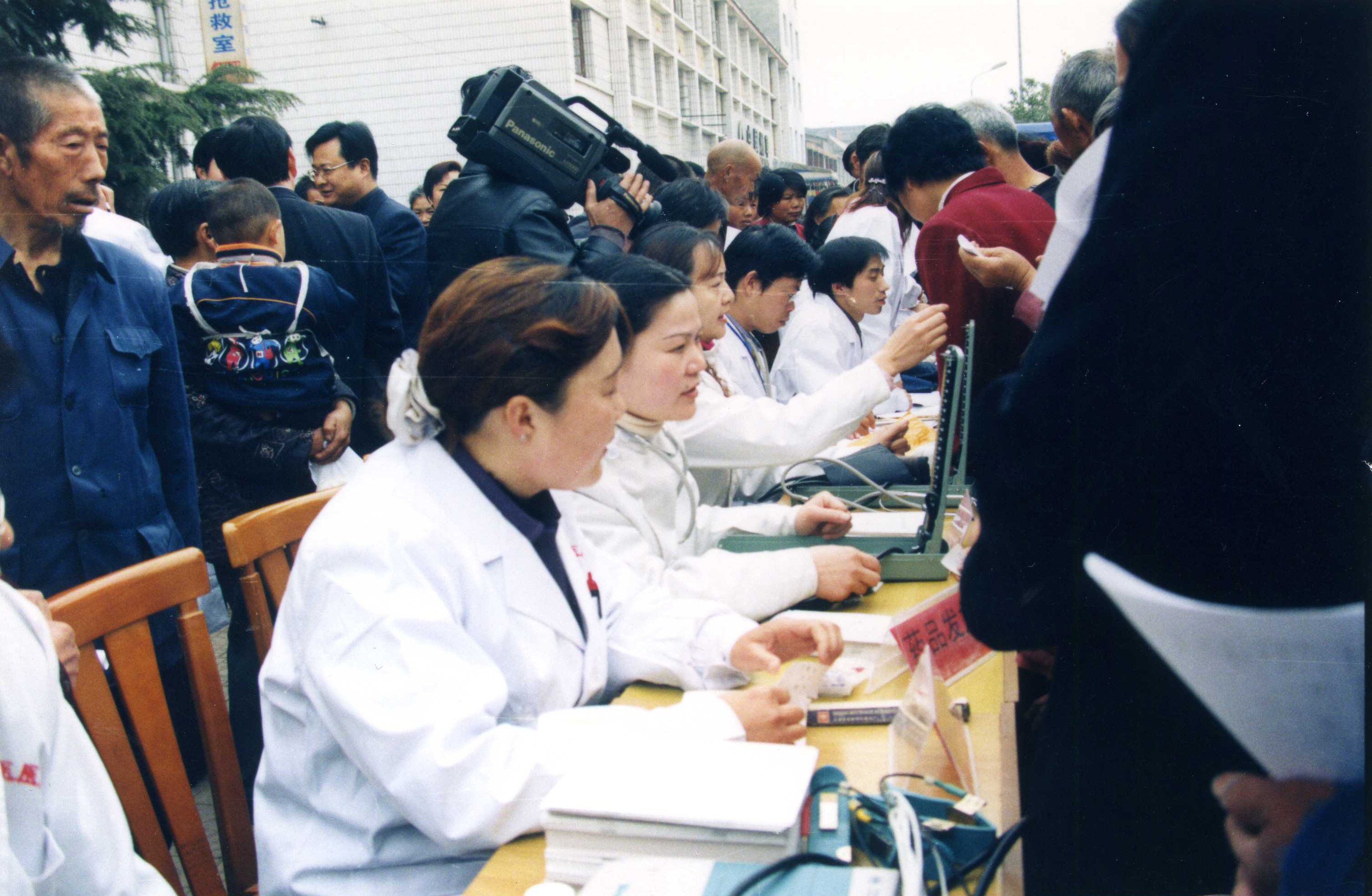 2005年3月,在乡村巡回医疗.jpg