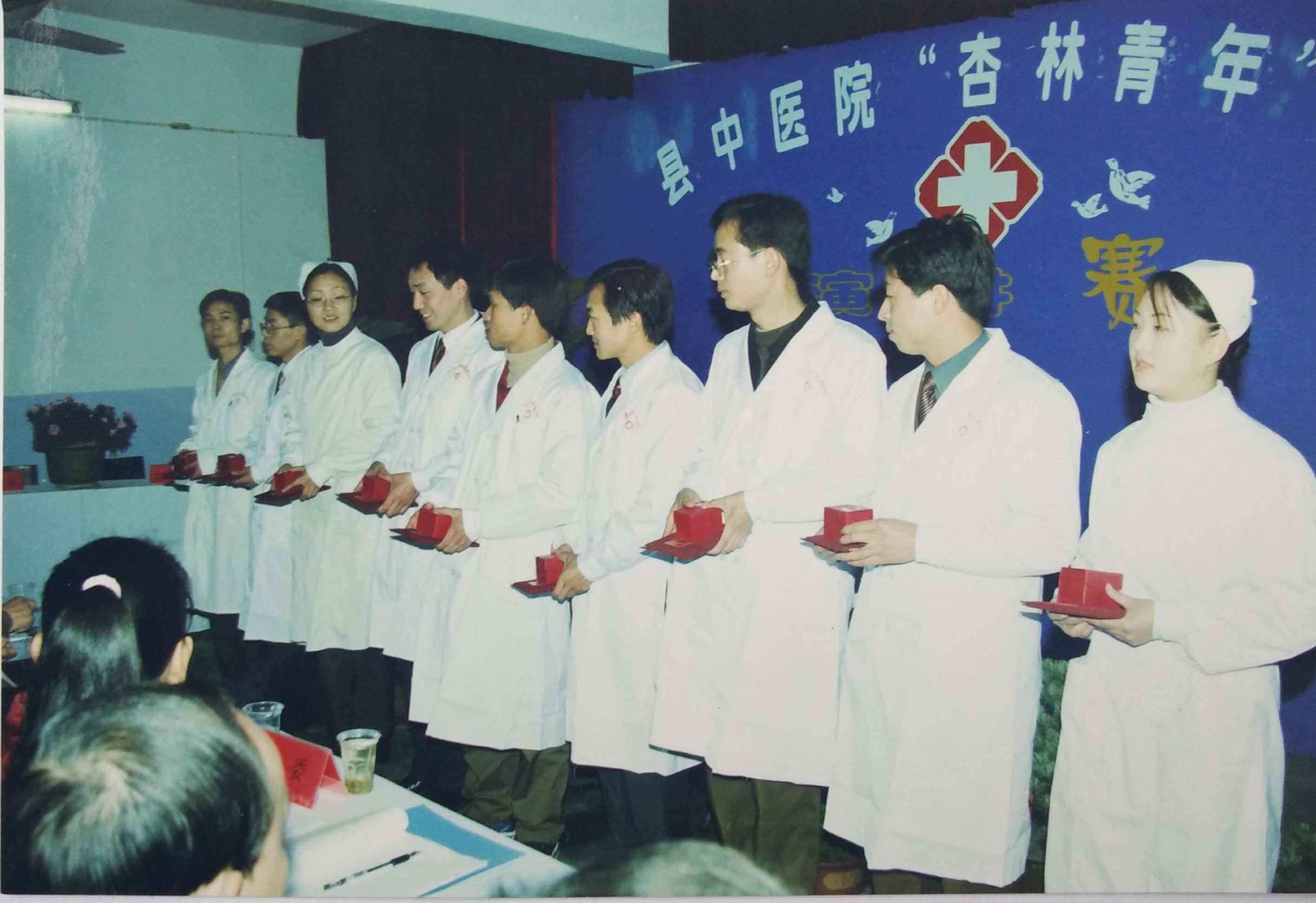 2003年12月16日,举办“杏林青年杯”演讲赛.jpg