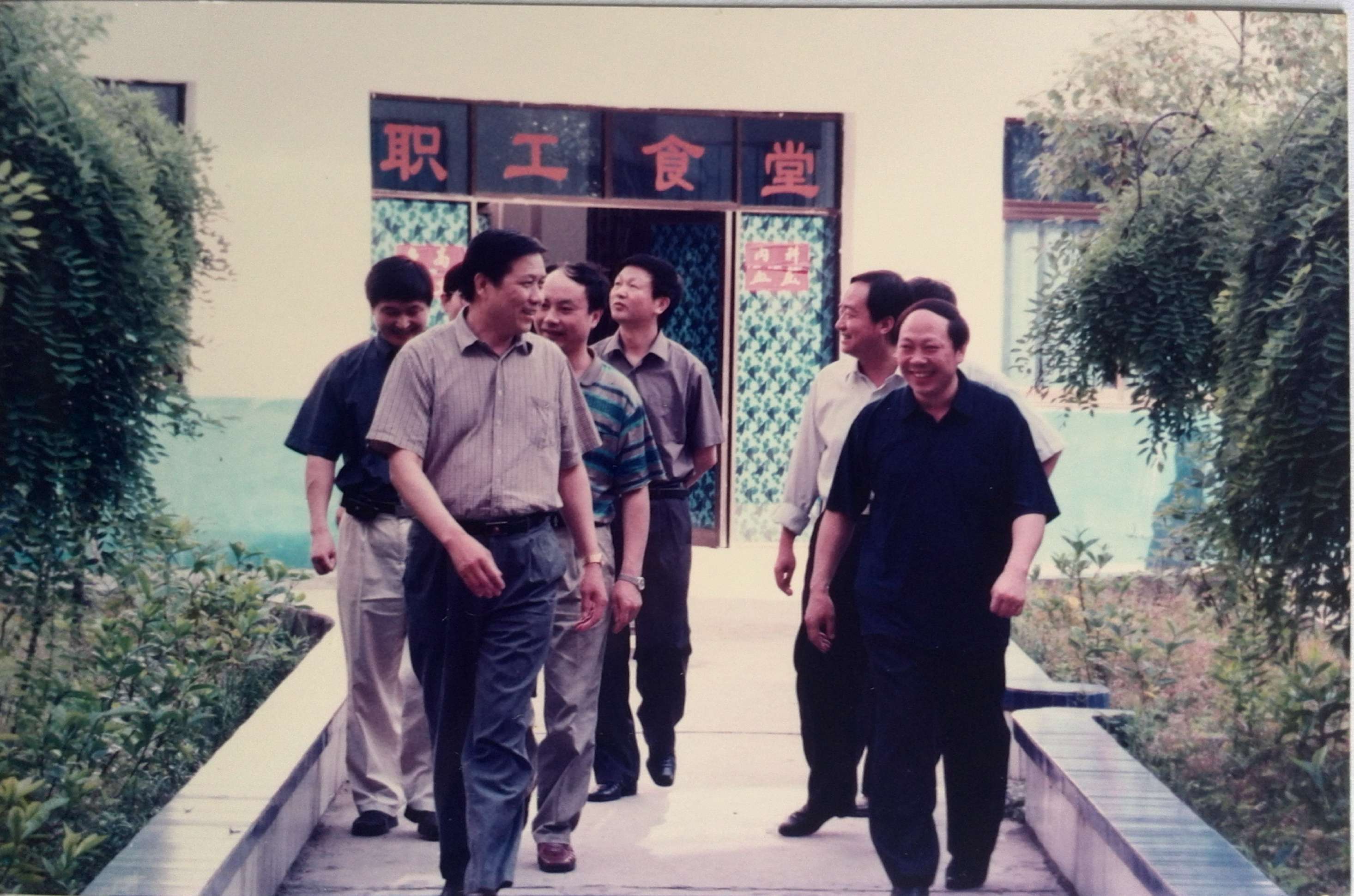 2001年7月,省卫生厅到我院调研.jpg