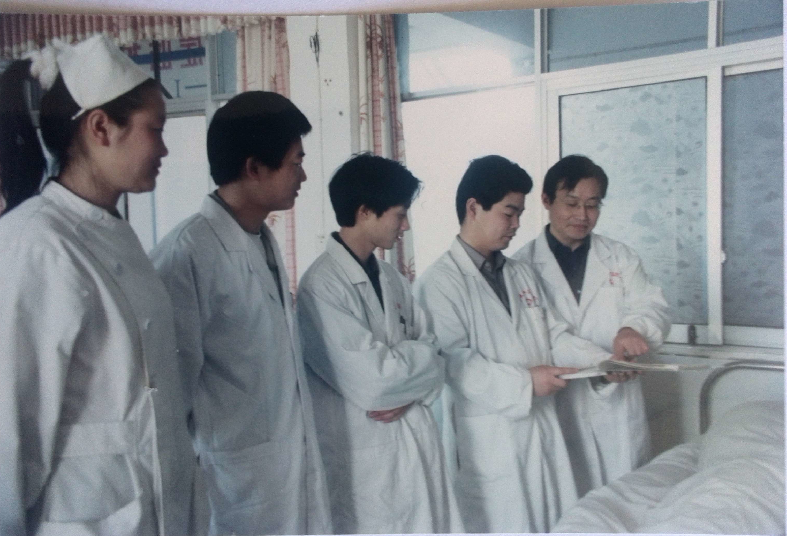 2003年6月,东风总医院神经外科专家龚常成在我院坐诊带教.jpg
