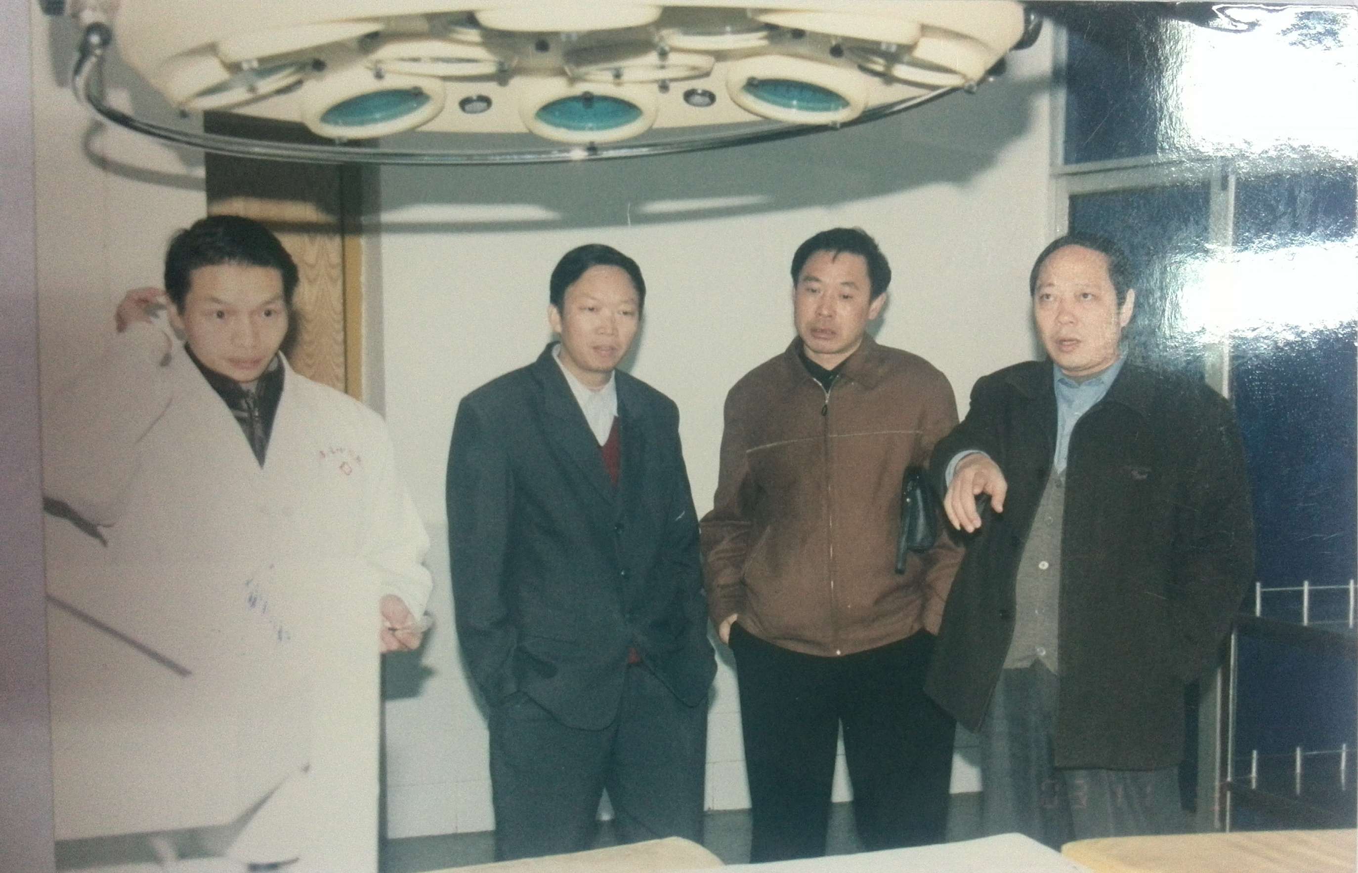 2003年11月,竹山县中医院时任院长师利权(左二)在我院交流工作.jpg