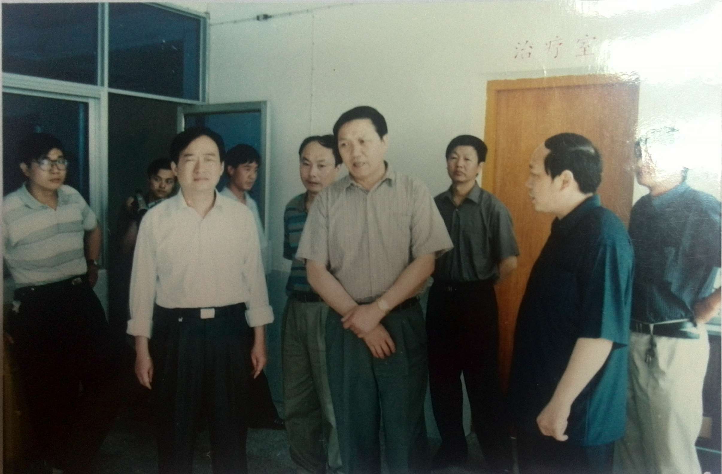 2002年7月,时任市人大副主任张光新(前左,1998年9月--2004年4月任竹溪县委书记).jpg