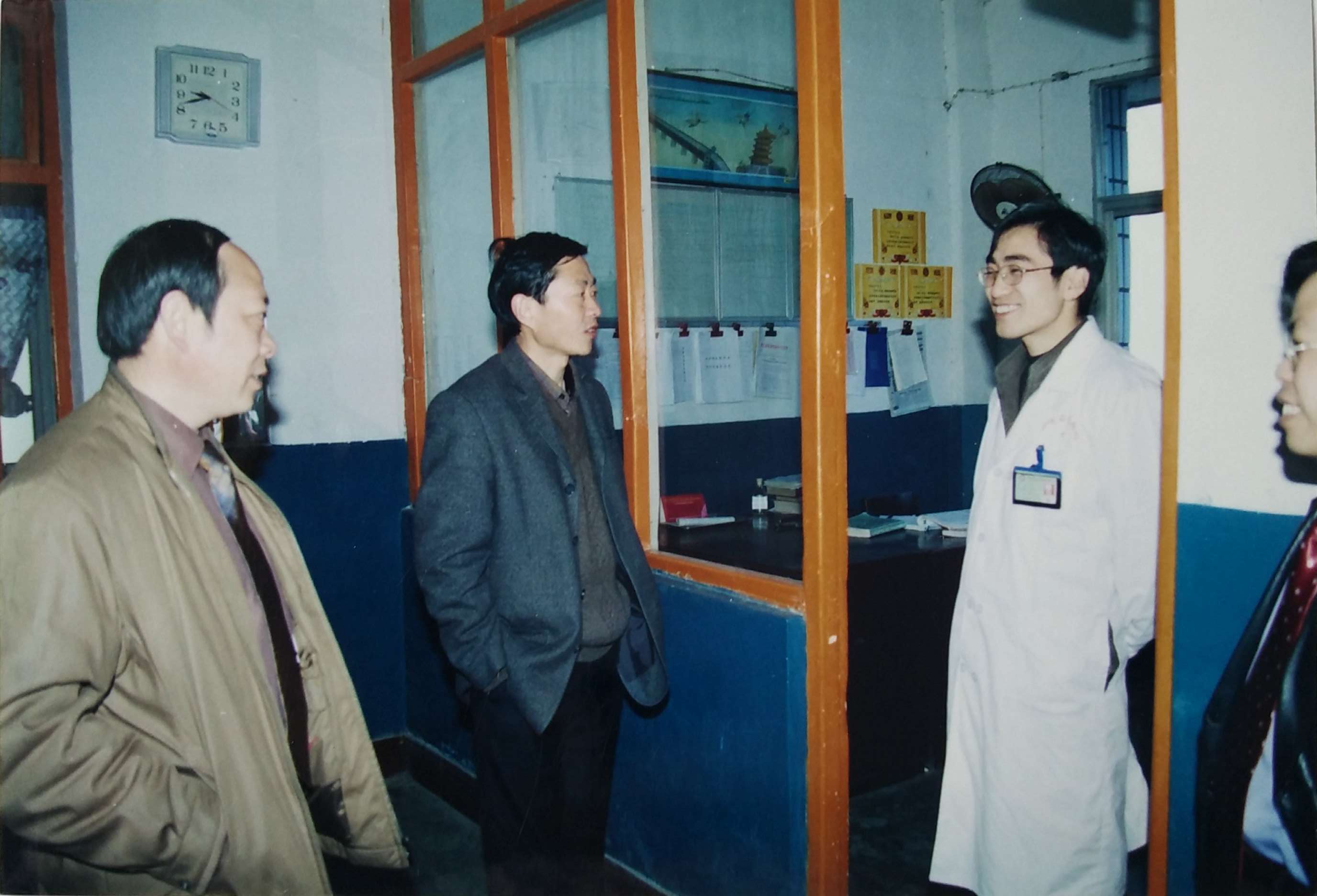 2005年3月,时任县卫生局长王能权(中)访临床一线.jpg