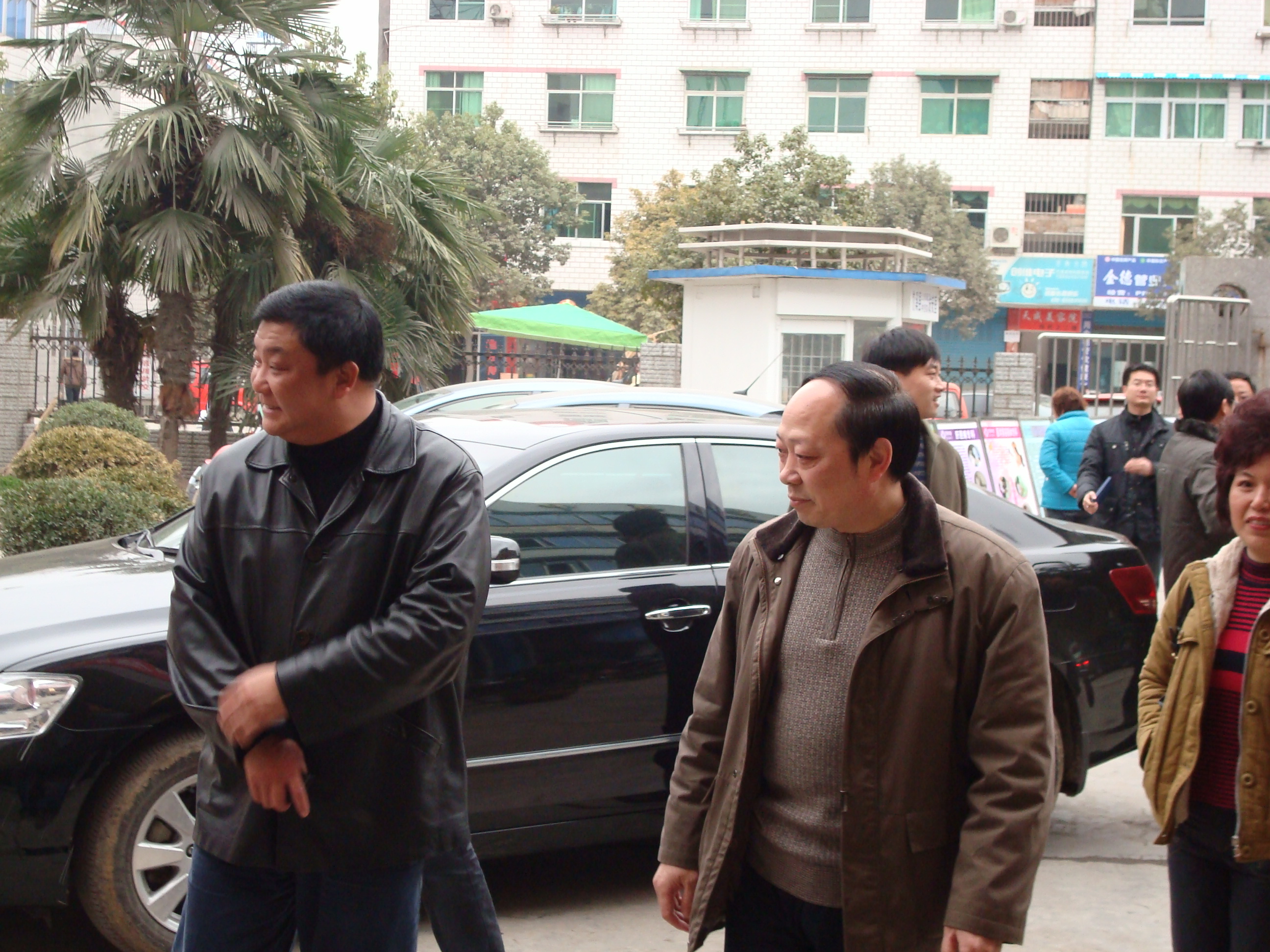 2009年2月,时任县委书记余春存(左)视察我院.JPG