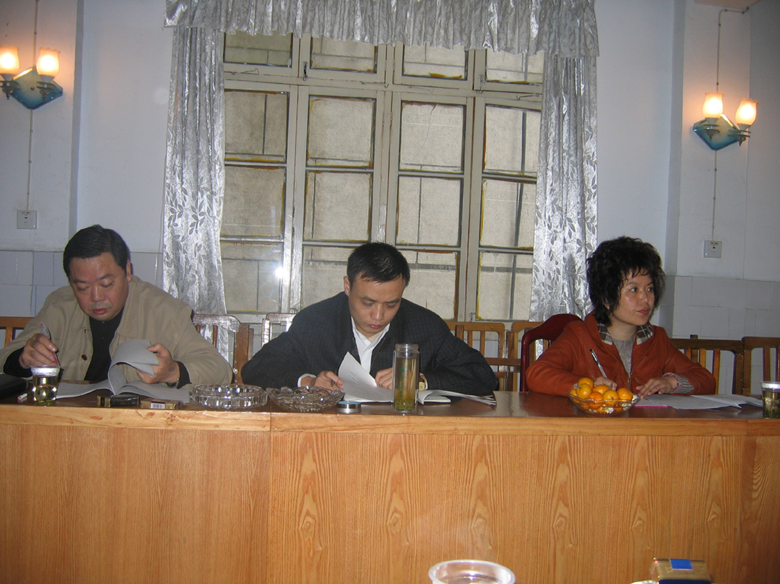 2007年10月，时任县长易先荣（中）到我院指导工作.jpg