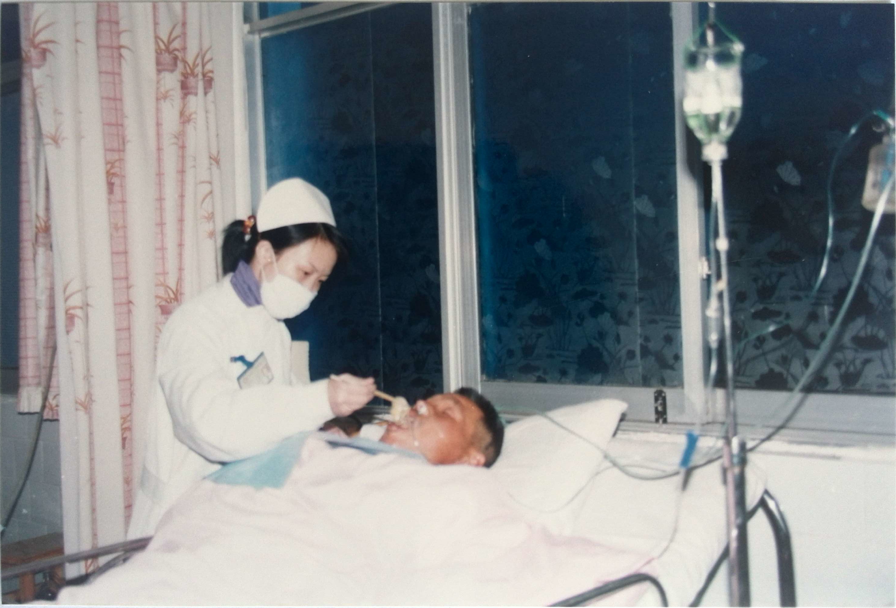 2005年11月27日,ICU护士料理重病人.jpg