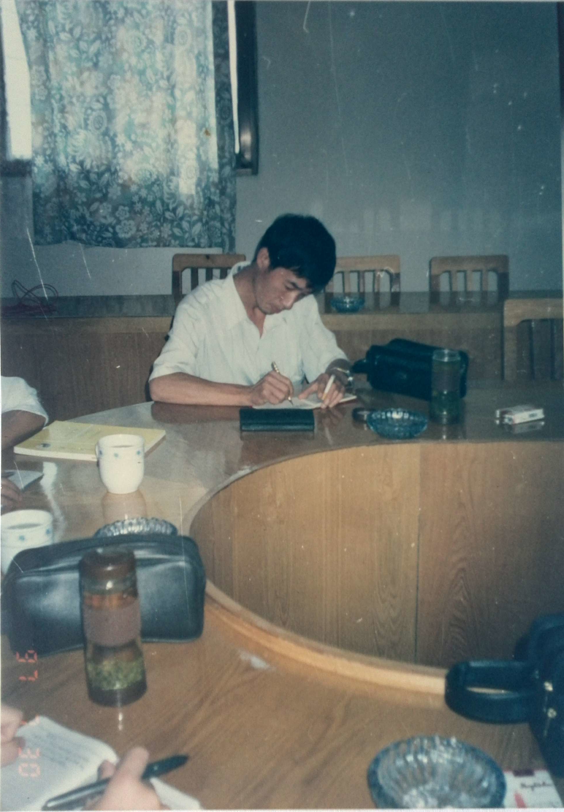 1997年7月30日,时任县卫生局局长明帮余在我院督导工作.jpg